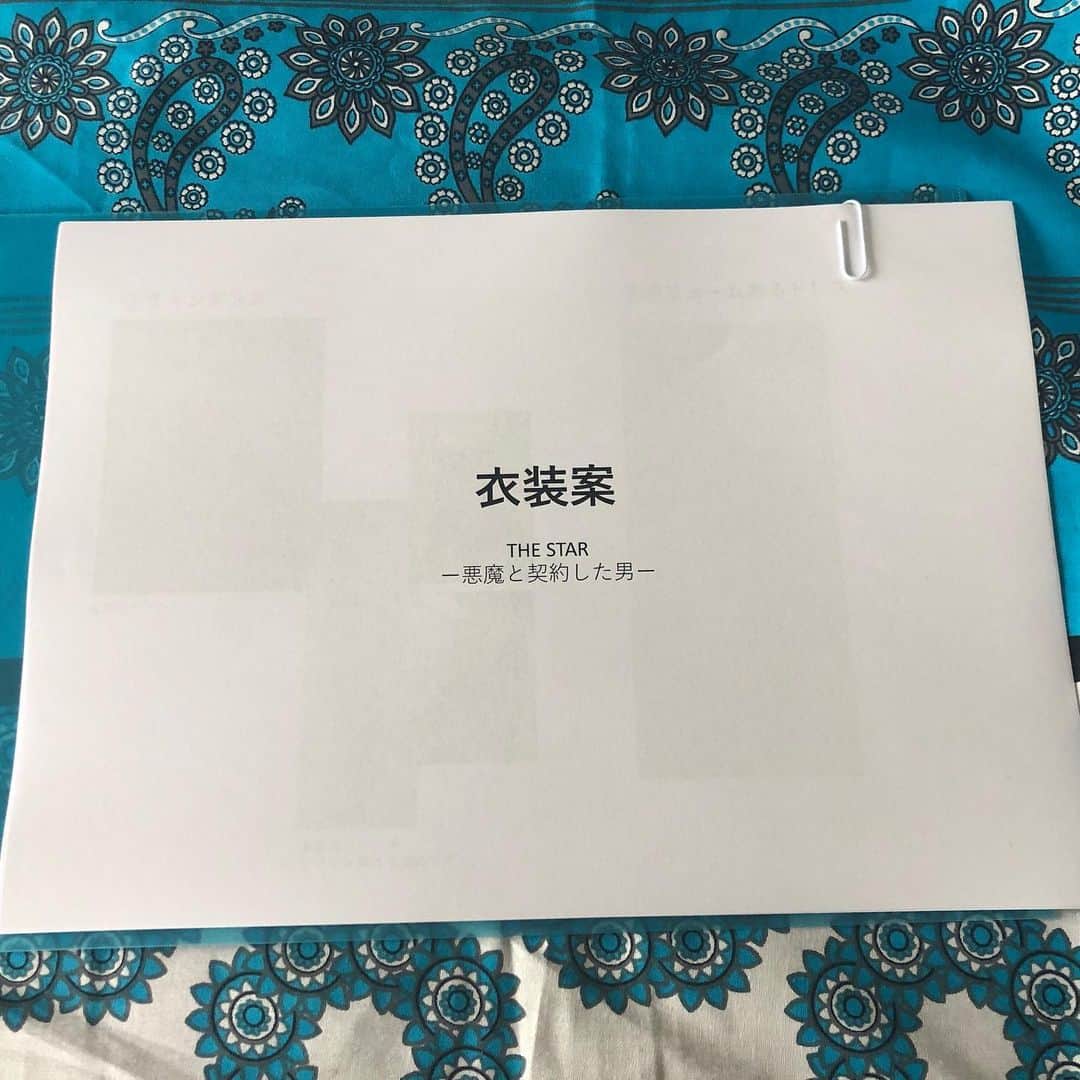 旺季志ずかさんのインスタグラム写真 - (旺季志ずかInstagram)「今日は 夕方から ミュージカル「the STAR 悪魔と契約した男」 の衣装打ち合わせだったよ💕  この衣装チーム ヒヤミズさん @yukiko.happy.333   ことちゃん @kotomi.k_08   中原さんの　情熱がすごいことは  プロデューサーから 聞いてたのですが 凄かった‼️  台本読み込んで 衣装プランを 提案してくれたんだけど  作家の意図を 明確に把握してくれてて 心の中で 感謝のあまり 涙が出た😭  スタッフが熱い時って  台本が良い時 なんだよね❤️  作曲家さんにも  最近読んだ台本の中で  ピカイチ✨  って言われてる❤️‍🔥  本当に嬉しいし  ありがたい🙏  みんな 本当に素晴らしいもの 作るから  楽しみにしていてね😘  #旺季志ずか #thestar悪魔と契約した男  #旺季エンタメプロジェクト  #ミュージカル #三年越しのプロジェクト」4月21日 21時11分 - shizuka_ouki