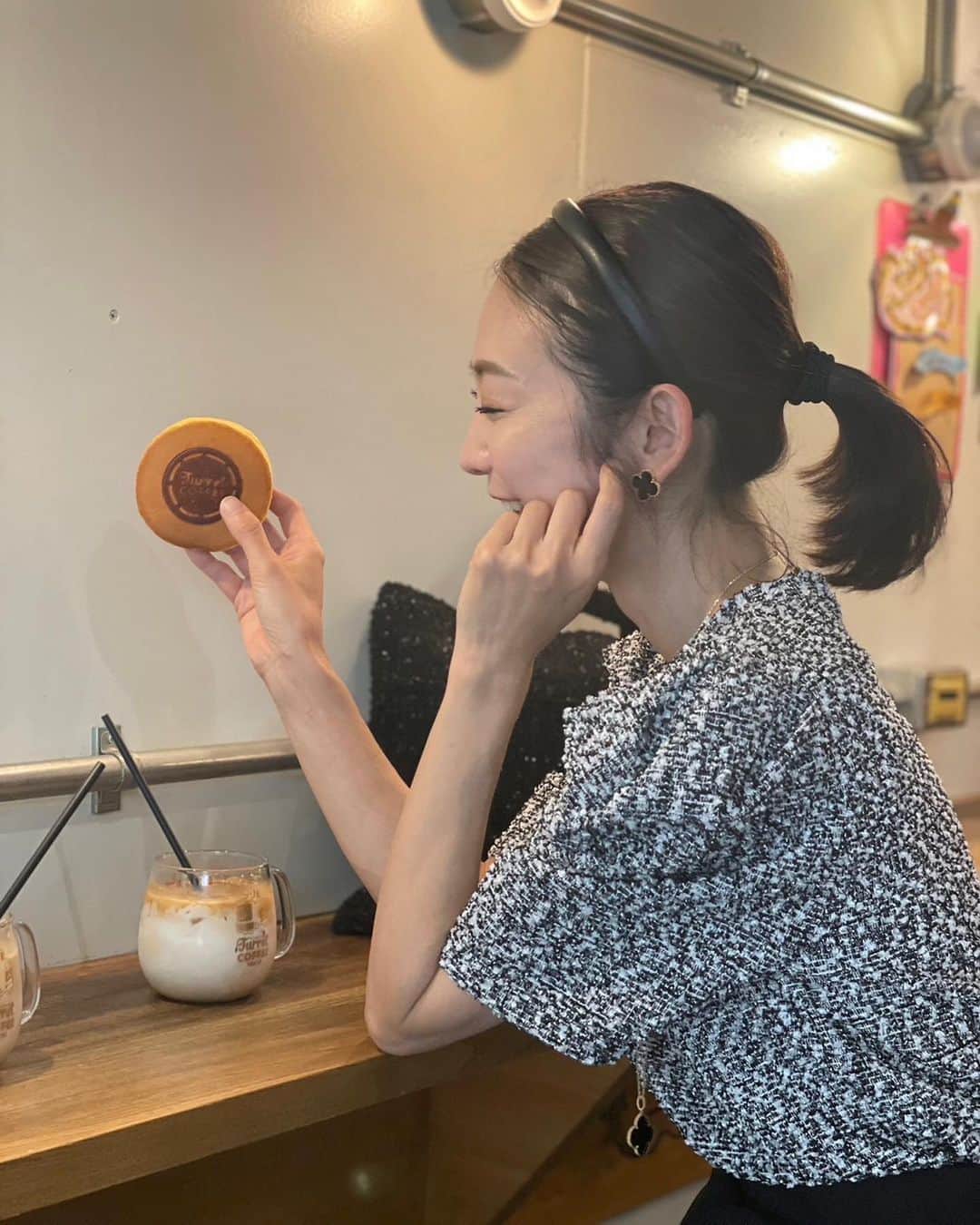木本泉さんのインスタグラム写真 - (木本泉Instagram)「- ふらっと入ったお店のラテが美味しかった☕️  "Turret coffee"  ここは日本だったよね？と思うほど外国人の方が多かった。 訪日客の方の方が美味しいお店をよくご存知ですね🔍  どらやきも美味しかった❤️ お寿司食べた後なのにね😛 しっかりお腹に入りました😆  #築地カフェ#アイスラテ#turretcoffee」4月21日 21時12分 - izumikimoto