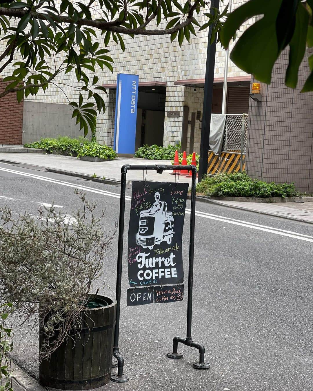 木本泉さんのインスタグラム写真 - (木本泉Instagram)「- ふらっと入ったお店のラテが美味しかった☕️  "Turret coffee"  ここは日本だったよね？と思うほど外国人の方が多かった。 訪日客の方の方が美味しいお店をよくご存知ですね🔍  どらやきも美味しかった❤️ お寿司食べた後なのにね😛 しっかりお腹に入りました😆  #築地カフェ#アイスラテ#turretcoffee」4月21日 21時12分 - izumikimoto