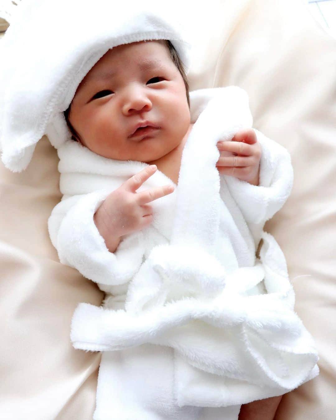 mizukiさんのインスタグラム写真 - (mizukiInstagram)「🐰💕 @a_fam.07.07  今後はこっちに可愛いぃbabyの 写真投稿していきます👶🐈🐶 followよろしくお願いします❤️ . 中々更新が追いついてないけど ぼちぼちあげて行きますぅ〜🫣 .  #newborn #girl  #hello #newbaby  #baby #princess #famiry  #cute #mama #love #photo  #女の子ママ #新米ママ #ママ  #赤ちゃんのいる生活 #ベビー  #令和 #卯年 #赤ちゃん #家族 #ニューボーンフォト」4月21日 21時24分 - 31chaaa