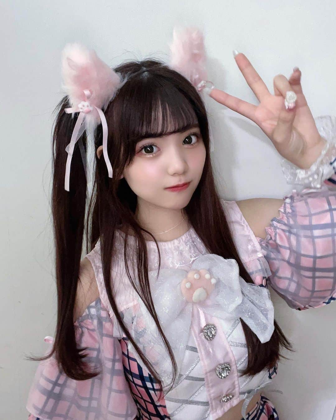 石田萌依さんのインスタグラム写真 - (石田萌依Instagram)「⁡ ⁡ ⁡ ⁡ タワレコ渋谷でのリリイベありがとうございました〜૮ . ̫ . ა ⸝꙳ ⁡ 4人少ないけど頑張りました😭👊🏻 ⁡ 少なくなると歌割りとかフォーメーションで頭ぐるぐるになる😵‍💫🌀 ⁡ 会いに来てくれた方ありがとう🐈🫶🏻 明日も待ってるねっ ̫ -˘ ⁡ ⁡ ⁡ ⁡  #miao#いいね返し#f4f#followme#03  #Japanese#Chinese #ハーフ#Japan#自撮り#JK#アイドル#偶像#猫耳#ねこみみ#アイドル衣装#黒髪#ハーフツイン#タワーレコード#リリイベ#リリースイベント#タワレコ渋谷」4月21日 21時19分 - moe_ux_xu_