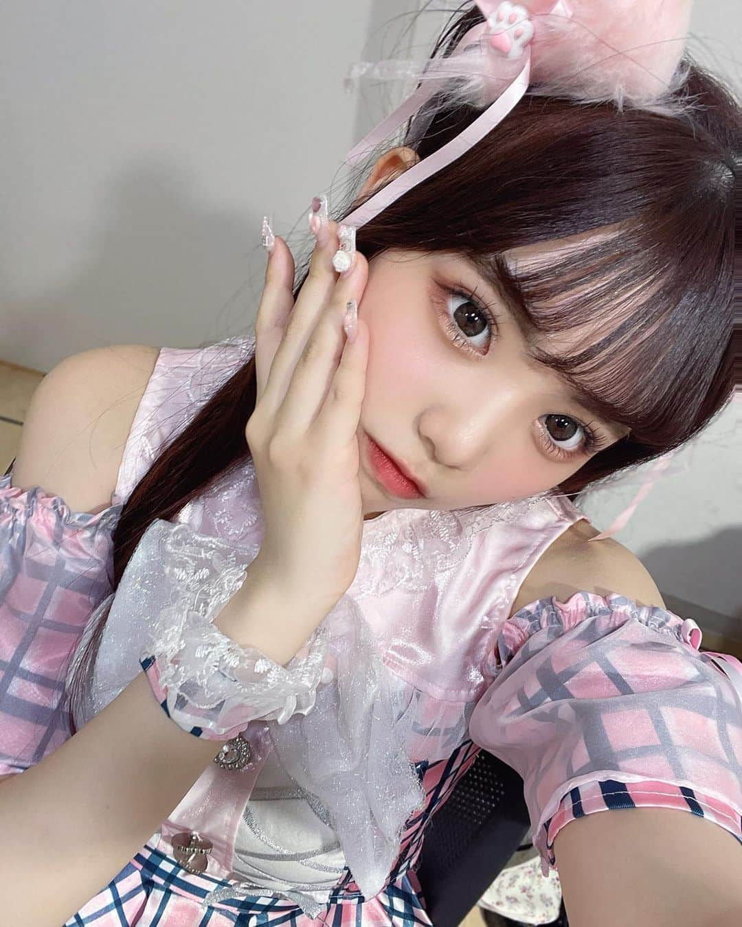 石田萌依さんのインスタグラム写真 - (石田萌依Instagram)「⁡ ⁡ ⁡ ⁡ タワレコ渋谷でのリリイベありがとうございました〜૮ . ̫ . ა ⸝꙳ ⁡ 4人少ないけど頑張りました😭👊🏻 ⁡ 少なくなると歌割りとかフォーメーションで頭ぐるぐるになる😵‍💫🌀 ⁡ 会いに来てくれた方ありがとう🐈🫶🏻 明日も待ってるねっ ̫ -˘ ⁡ ⁡ ⁡ ⁡  #miao#いいね返し#f4f#followme#03  #Japanese#Chinese #ハーフ#Japan#自撮り#JK#アイドル#偶像#猫耳#ねこみみ#アイドル衣装#黒髪#ハーフツイン#タワーレコード#リリイベ#リリースイベント#タワレコ渋谷」4月21日 21時19分 - moe_ux_xu_
