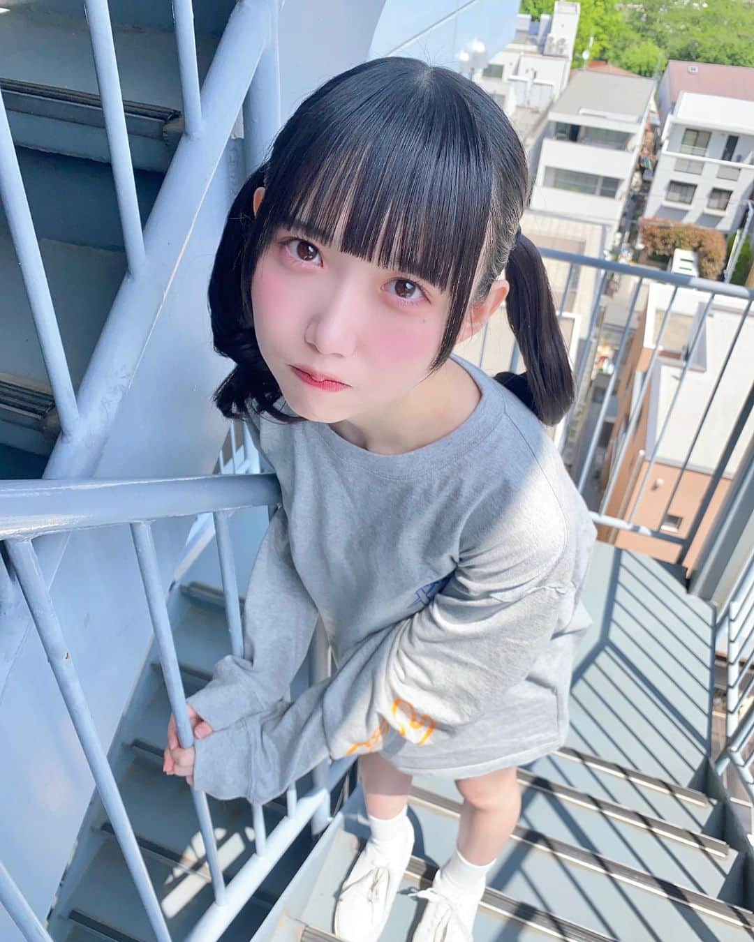 新居歩美のインスタグラム：「今日もう夏じゃん！  #ツインテール #ツインテールアレンジ #コロネツイン #黒髪ミディアム #ブルベ夏 #xgirl #x-girl #ストリート系女子 #ストリート女子」