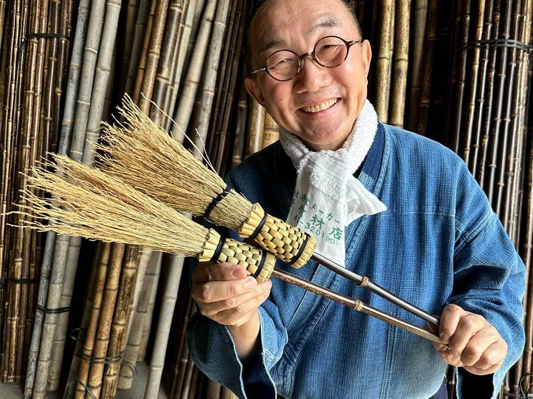 竹虎さんのインスタグラム写真 - (竹虎Instagram)「高知県特産黒竹を使った小さな手箒を試作しています。思う形まで、もう一息。 . #竹虎 #虎斑竹専門店竹虎 #山岸竹材店 #竹虎四代目 #TAKETORA #竹屋 #竹製品 #竹細工 #竹工芸 #竹 #bamboo #bamboocraft #箒 #手箒 #キーボード用箒 #黒竹箒 #ほうき #もろこし #黒竹」4月21日 21時22分 - taketora1894