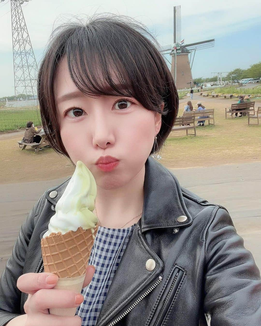 蒼井まやさんのインスタグラム写真 - (蒼井まやInstagram)「. 実は甘いものも好きです🍦 ソフトクリーム頼むとき、ついついミックスを頼んでしまう欲張りさんです。  イッヌも欲しがってました🐶 食べたいよねぇ。美味しそうだもんねぇ。  #ソフトクリーム #ソフトクリーム部 #アイス #アイス部 #甘いもの #甘いもの好き #甘いもの大好き #甘いもの好きな人と繋がりたい #抹茶ソフト #抹茶ソフトクリーム #マルシェかしま #金子牧場 #金子牧場のソフトクリーム #佐倉茶 #小川園のソフトクリーム #牧場のソフトクリーム #佐倉 #佐倉ふるさと広場 #佐倉チューリップフェスタ #佐倉 #ライダース #ライダースジャケット #ライダースコーデ #ライダース女子 #革ジャン #革ジャンコーデ #革ジャン女子」4月21日 21時32分 - mayayan_dayo