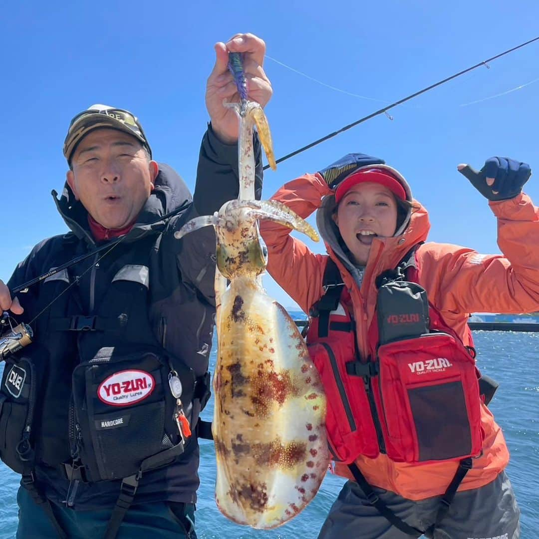 あさいあみさんのインスタグラム写真 - (あさいあみInstagram)「金曜日です❗️あみちゃんのもっと釣りたい🎣 最新話公開です❗️  今回は人生での初チャレンジ❗️ エギング大会に参加しました❗️ もちろん❗️狙うは優勝🏆  そして、私一人じゃ心細いので、私の地元のお父さんことww仙波さんと 甑島でのエスピーキングングエギング大会に🦑  ですが、当日は爆風、爆時化❗️ 風速18m😇  果たしてどうなることやら、、 本編でお楽しみください❣️  ⁡ 今回のあみ釣りの動画面白すぎて一人で見てめっちゃ笑った🤣  やっぱり仙波さんとの掛け合いが人気なのがわかりますww  爆風爆荒れやったけど、 釣果よりエギングの楽しさを沢山教わった三日間でした🦑  参加者の皆様、甑島、アオリイカちゃん、チームえすぴーきんぐさん、そして人生の経験を与えてくれた仙波さんとDUEL様に本当に感謝します🦑 ⁡ コメント、グッドボタン、チャンネル登録よろしくねん🎣 ⁡  #asian#Japanese#girl#instagood#ig_japan#ガチ釣りガール#釣りガール#釣り好き#ガチ釣り#アングラードル#duel#hardcore#yozuri#チームduel #あみちゃんのもっと釣りたい#あみ釣り#あさいあみ #fishing #fishinggirls#shimano# #釣り#낚시여자#갂시좋아#鹿児島#エギング#甑島#アレス」4月21日 21時32分 - asai_ami