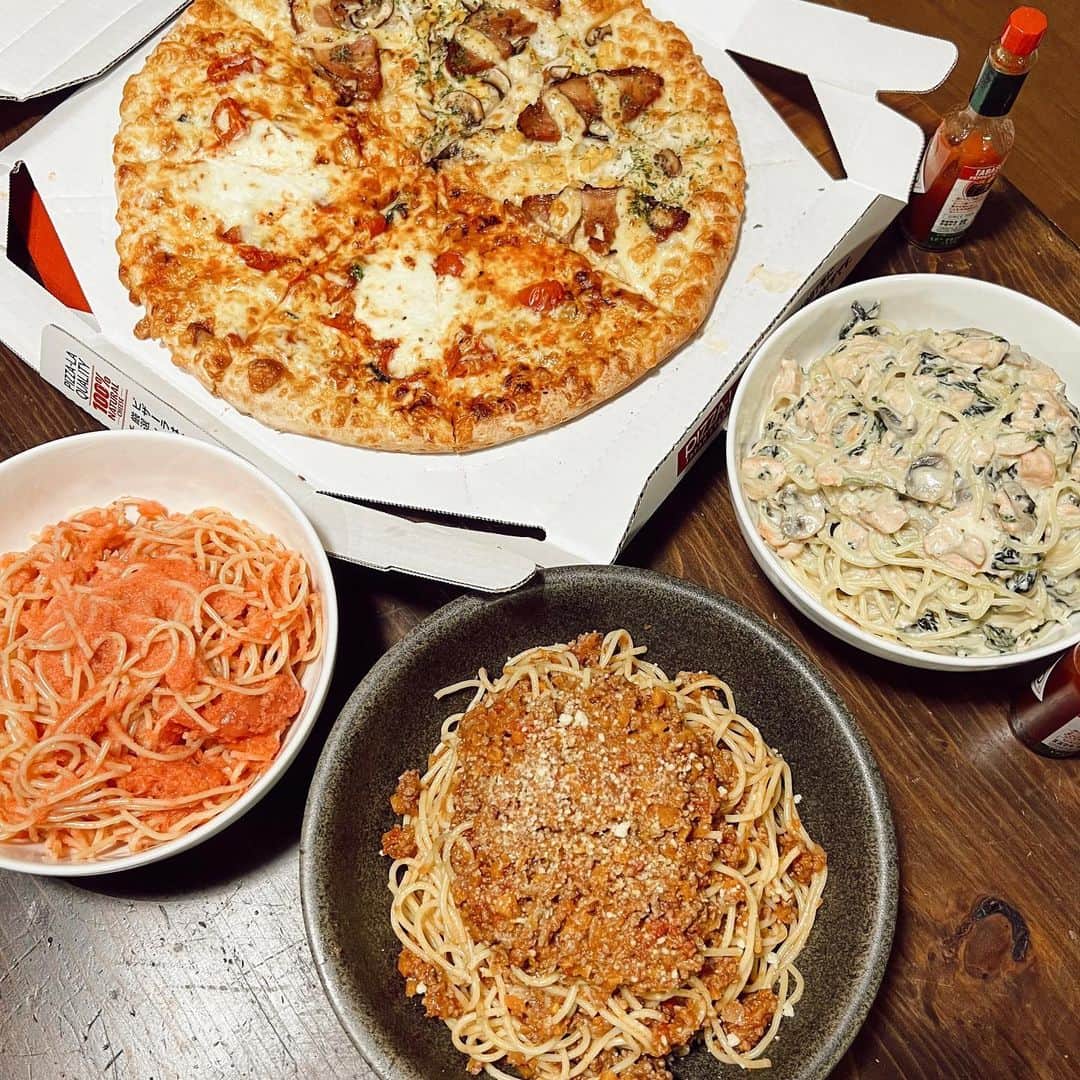 浪花ほのかのインスタグラム：「ままの誕生日会実家ご飯🤫❣️ 全員で7人いたので、 パスタは作ってピザは頼みました🤫笑  ・サーモンとマッシュルームとほうれん草のクリームパスタ ・ミートスパゲッティー ・タラコパスタ  明太子パスタは1個のボールで仕上げれるので楽で簡単レシピです！ パスタ作るの簡単、時短やから好きやけど、ハイカロリーすぎるので、皆がお家に来た時とかは丁度いいですね🤣  ダイエットや栄養素が豊富なパスタがありまして、ZENBのパスタが豆100%で、筋力を増やしたくてタンパク質を取りたい方や、ダイエットをしたくて糖質を控えたい方にはすごくおすすめ！！🥺❣️(案件じゃないよ)    #夜ご飯 #簡単レシピ #おうちごはん  #今日の献立  #パスタレシピ  #パスタ」