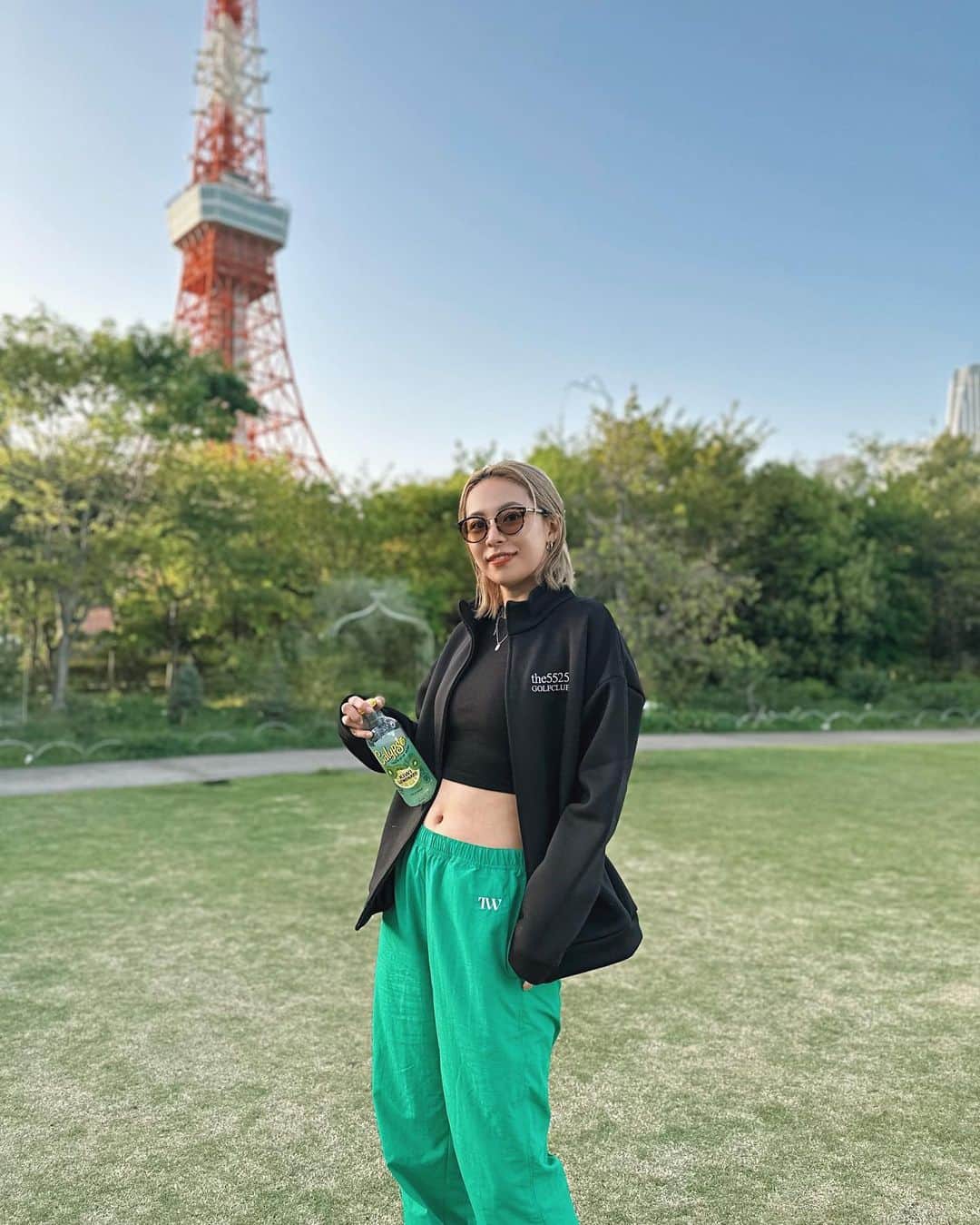 平野杏梨のインスタグラム：「𝘱𝘦𝘳𝘧𝘦𝘤𝘵 𝘱𝘪𝘤𝘯𝘪𝘤 𝘥𝘢𝘺 ✌︎✌︎  こういう格好がいっちばん自分っぽくてすき💚🩷  そしてとにかくいつまでも腹を出していきたいです。  🤪✌︎💓  (まじ太ったのでもちょい痩せます)」