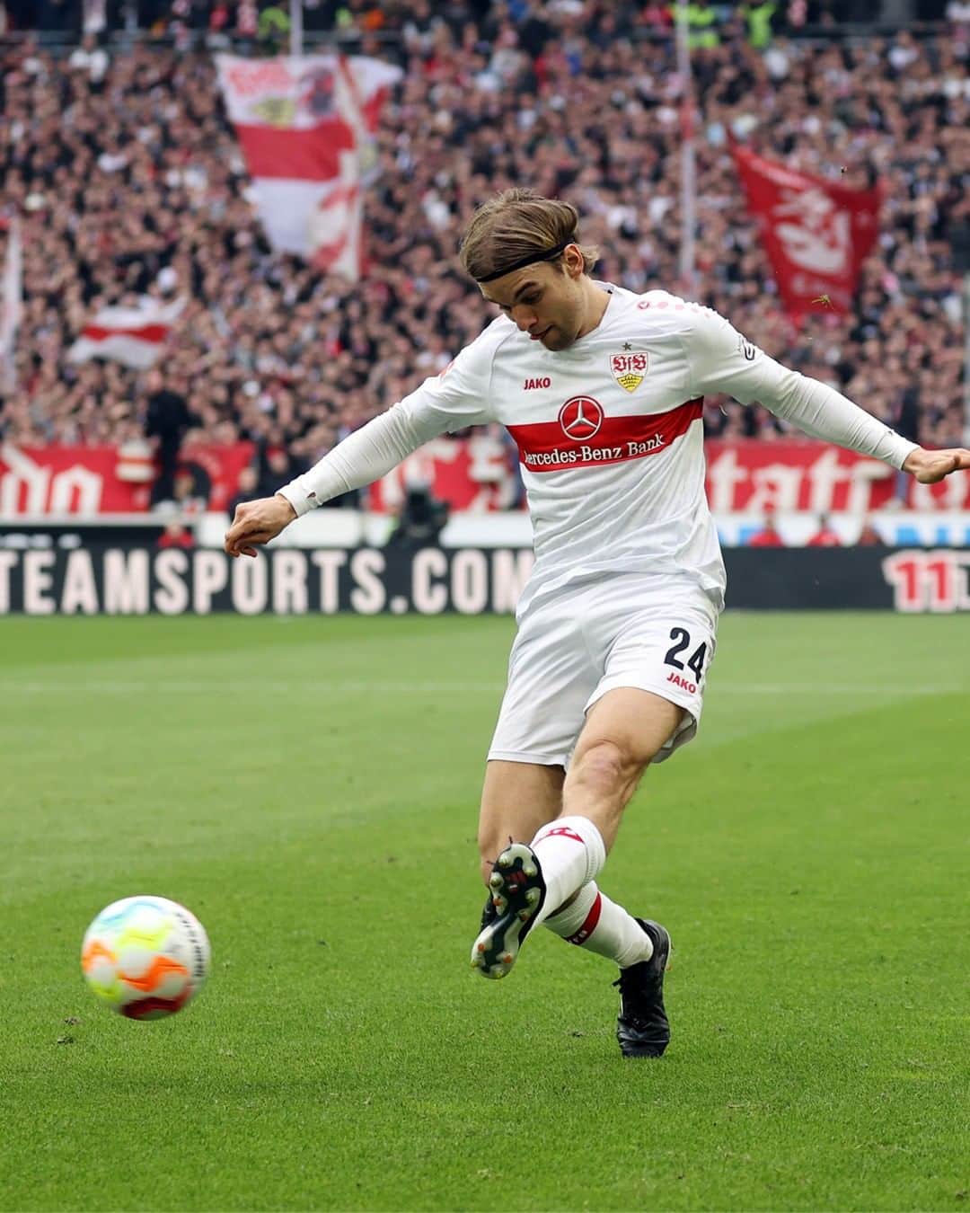 VfBシュトゥットガルトのインスタグラム：「Es kribbelt schon…😬 Auf zum FLUTLICHTFIGHT nach Augsburg! 😍⚪🔴  🔜 #FCAVfB | ⏰🗓 Heute | 20:30 Uhr  _ [Anzeige] @schanz.rollladensysteme |#VfB #bundesliga #matchday #auswärtsspiel #stuttgart #furchtlosundtreu #vfbstuttgart #vfbstuttgart1893 #VfBInsta」