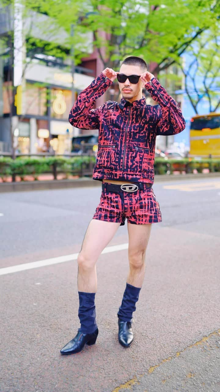 Harajuku Japanのインスタグラム：「17 Tokyo Street Style Looks w/ Post-Apocalyptic Chic, Techwear & Remake Fashion  Let us know which of these recent street snaps we shot in Harajuku you like best! Tokyo weather has been rainy almost every weekend recently, but we’re out shooting. Since the new school year just started in Japan, we’re meeting lots of new Japanese kids who’ve come to Tokyo from all over Japan for school and work. The new arrivals are full of energy and excitement to make something happen in their new hometown, so we expect to see new faces making names for themselves in the street style scene in the coming months. Huge tourist crowds are also back in Harajuku, so we’re meeting a lot of friendly fashion loving people from all over the world. Hope to see some of you on the streets of Harajuku one of these days soon!  Featured in this video: @xxshintaroxx @yudaiyudaiono @nic_mig_ @tomizawaaaaaa @sou_seshime @isshun.oshiro @zuizui_okita @blood.a.r.t @pi.ka____ @su1_bo @tttadow @keya.311 @misaki__5150 @madpipopipo @sou_seshime @kk0se @montjiro  #handmadefashion #remakefashion #JapaneseStreetwear #streetstyle #Y2KAesthetic #streetfashion #fashion #style #streetsnaps #HarajukuFashion #postapocalypticfashion #JapaneseFashion #JapaneseStreetFashion #JapaneseStreetStyle #Japan #Tokyo #TokyoFashion #techwear #原宿 #deconstructedfashion #avantgardefashion #extremefashion #Diesel #HarajukuFashion」