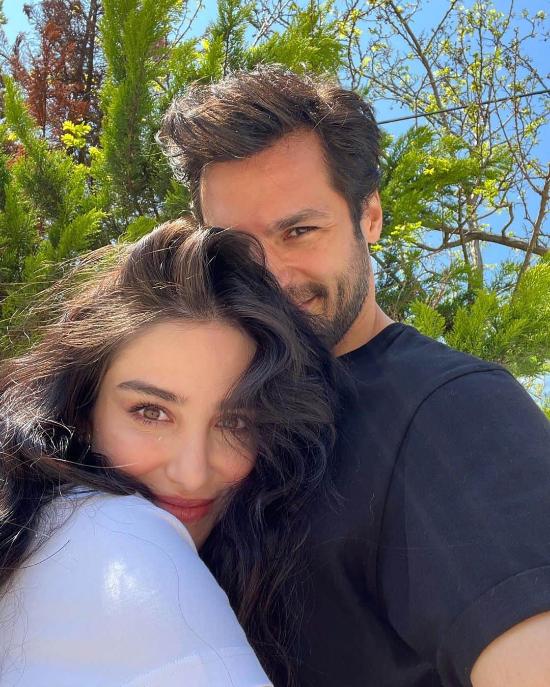 Ozge Gurelのインスタグラム：「Sarılarak 💗 Hem hala sarılabildiklerimize hem eksilenlerimize… İyi bayramlar 🌸」