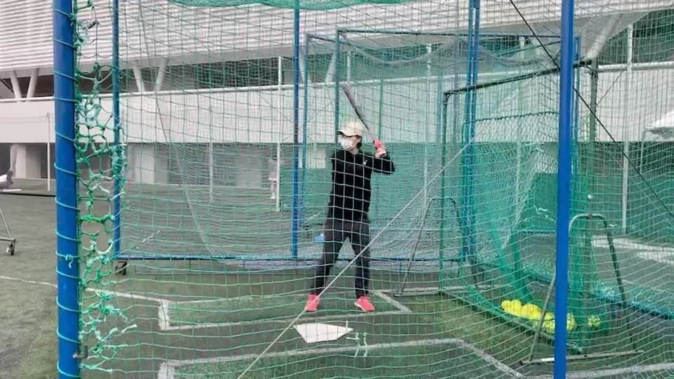 渥美万奈のインスタグラム：「久々にバッティングしました 高めは得意な方でした😊  ヘッドを立てて打つことはライズ系を 攻略するのに大切です。  叩く練習も時には必要になります。 いろんな打ち方を挑戦してみてください👍  @mine.yukiyo  @am.manager222   #あつみね活動 #あつみね #ソフトボール #女子ソフトボール #男子ソフトボール #オリンピア #セカンドキャリア #ソフトボール普及活動 #ツクツク #あつみねふぁ〜む #あつみんち #あつみねわくわくプロジェクト #みんなで街づくり #ポイントで繋がろう #ソフトボールを盛り上げよう」
