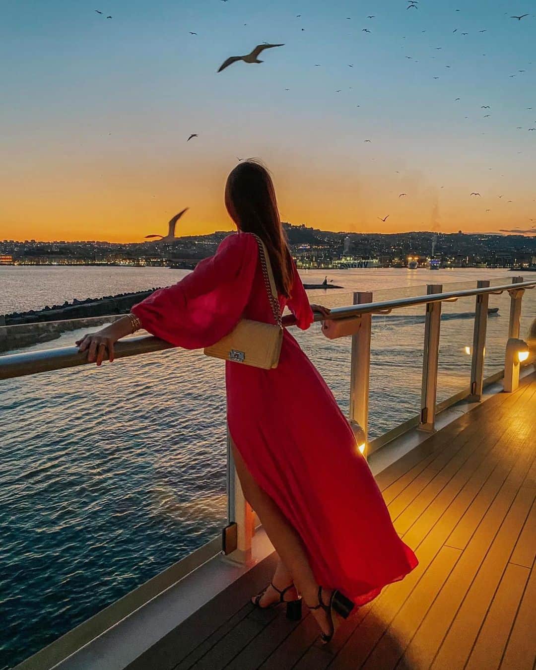 バーボラ・コディトヴァのインスタグラム：「What week with @costacruisesofficial! 🚢 We had the chance to visit 6 different cities within 7 days: Marseille (🇫🇷), Barcelona (🇪🇸), Cagliari, Napoli, Rome & Genova (🇮🇹). It was my first time in many of these and I am so happy I could get to know more about Mediterranean sea 🌊 #CostaToscana  #BelieveYourEyes」