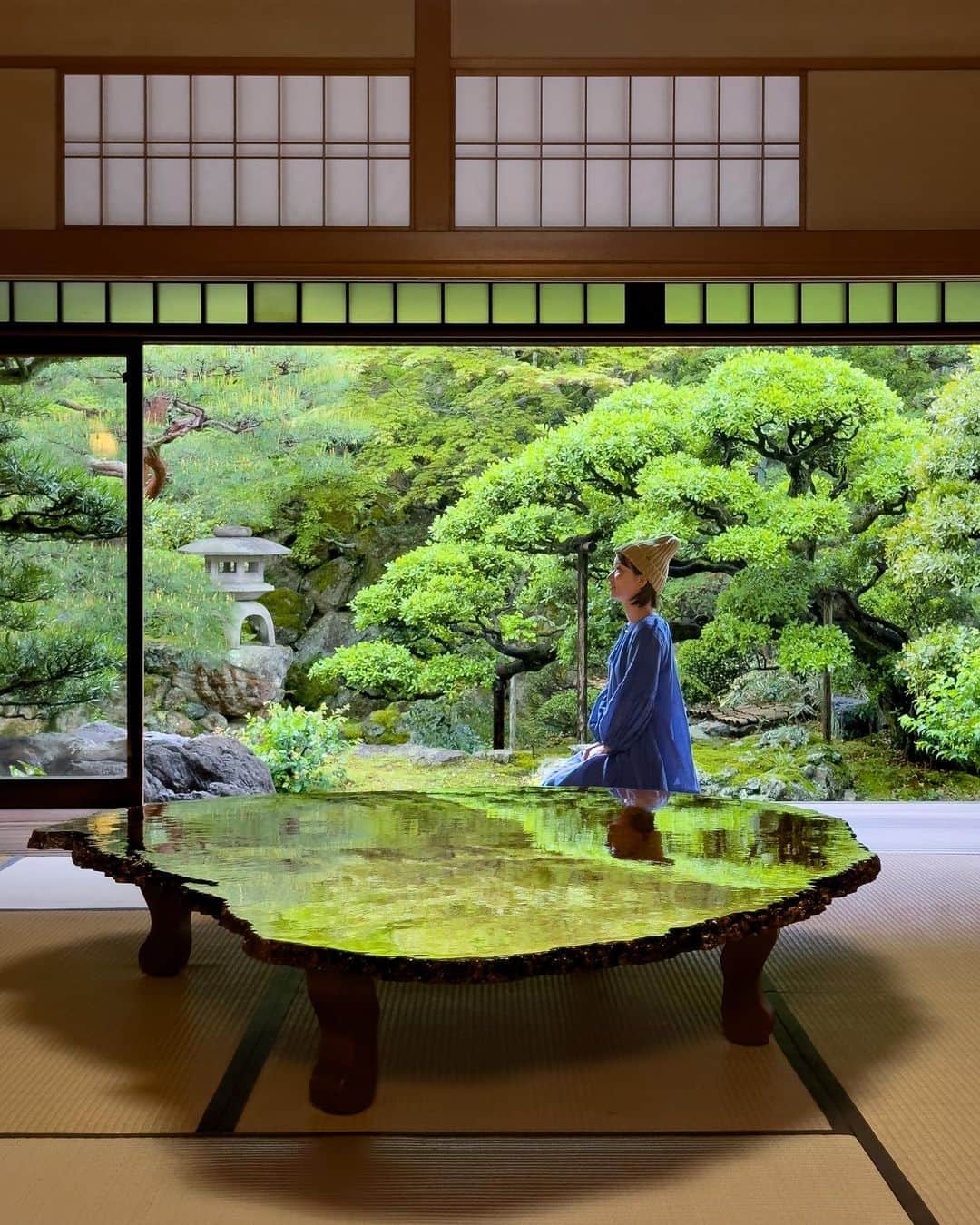 詩歩さんのインスタグラム写真 - (詩歩Instagram)「📷 19th April 2023 #shotoniPhone  📍京都市 旧邸御室 / Kyutei Omuro, Kyoto Japan  １年のうち１ヶ月しか公開されない京都の新緑スポット🌿  #旧邸御室 は仁和寺のちかくに佇む数寄屋造りの邸宅。 うつくしい建物を見学することができるのですが、とくに注目なのは机ごしに見る庭園。  漆を塗って磨き上げられた花梨の樹の机に庭園の新緑が映り込んで、まるで鏡のよう👏こんなに大きな樹はもう手に入らないためとても貴重なんだそうです。  2023年の特別公開は5/13〜6/11。詳しくは @omurogram をご覧ください。（撮影で特別に入れていただきました）  京都の写真はこのタグでまとめています / Photos of this area can be found in this tag.→ #shiho_kyoto   Kyoto's fresh green spot only open to tourists for one month out of the year. #KyuteiOmuro is a sukiya-style mansion near Ninna-ji Temple. You can tour the beautiful building, but what is especially noteworthy is the garden seen through a table. The fresh greenery of the garden is reflected in the lacquered and polished Japanese pear tree desk, like a mirror. Opening in 2023 is from 5/13 to 6/11, see @omurogram for more information.  This time, I participated in a photo walk around Kyoto city and took photos only with my phone. I also visited  #kyotocitykyoceramuseumofart with its beautiful spiral staircase and #KitanoTenmangu Shrine with its beautiful green maple trees. All photos and videos #shotoniPhone14Pro .  今回はiPhoneを持って京都をめぐるツアー企画に参加してスマホだけで撮影してきました📱  旧邸御室以外にも螺旋階段が美しい #京セラ美術館 や青もみじが美しい #北野天満宮 へ。すべて #iPhone14Proで撮影 。7枚目は同じツアーに参加していた @shinichillout54 さんに撮っていただきました✨  iPhoneは普段から使っているけど、カメラがどんどん進化してるから荷物を軽くしたい旅で本当に便利！歩きながら動画を撮ってもブレないからジンバルいらずだし、2cmまで寄って接写できるからマクロレンズいらず✌  個人的には絶景やカフェでズームをよく使うから、14シリーズから「2倍ズーム」搭載になったのがいちばん嬉しい🥰  ©︎Shiho/詩歩」4月21日 21時27分 - shiho_zekkei