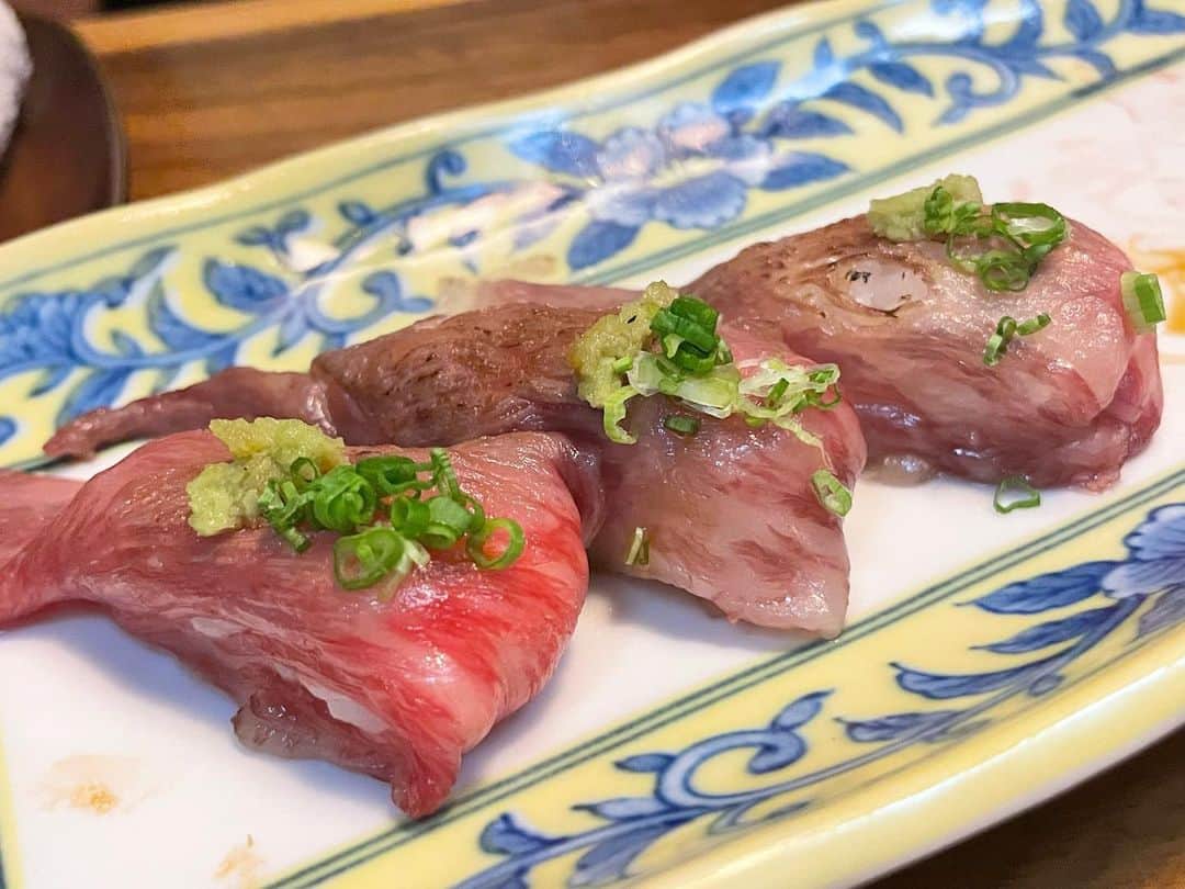 ぱいぱいでか美さんのインスタグラム写真 - (ぱいぱいでか美Instagram)「Yakiniku Harupiii🐮 . JAPANEXPOの際にお世話になった はるぴーとの動画がYouTubeに公開されてます🎶みてね！ はるぴーのチャンネルにも出演させてもらってますよん🫶🏻  そして！その時に食べさせてもらった @harupiii_yakiniku の肉寿司🤤 本当に美味しかったー！日本が誇る近江牛！ 先日オープンされたそうなので、タイにお住まいの方は是非！  ขอบคุณสำหรับความช่วยเหลือของคุณในระหว่างงาน JAPAN EXPO วิดีโอที่มี Harupi เผยแพร่บน YouTube แล้ว 🎶ลองดูสิ! ฉันยังปรากฏตัวในช่องของ Harupi ด้วย  และ! ซูชิเนื้อ @harupiii_yakiniku สิ่งที่ฉันกินในตอนนั้น 🤤 อร่อยจริง! เนื้อโอมิที่ญี่ปุ่นภาคภูมิใจ! เหมือนเพิ่งเปิดได้ไม่นาน หากคุณอาศัยอยู่ในประเทศไทย โปรดเยี่ยมชมเรา! . #yakinikuharupiii #harupiii #JAPANEXPOTHAILAND2023 #thailand #でか美ちゃん」4月21日 21時26分 - paipaidekami