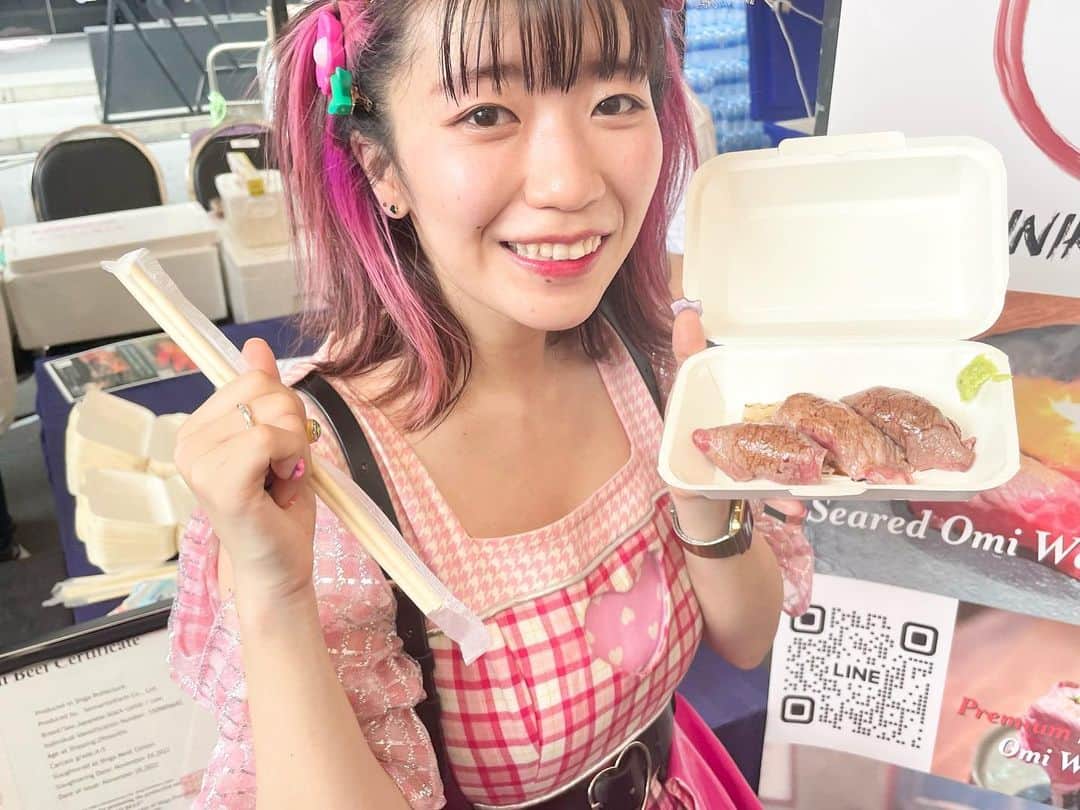 ぱいぱいでか美のインスタグラム：「Yakiniku Harupiii🐮 . JAPANEXPOの際にお世話になった はるぴーとの動画がYouTubeに公開されてます🎶みてね！ はるぴーのチャンネルにも出演させてもらってますよん🫶🏻  そして！その時に食べさせてもらった @harupiii_yakiniku の肉寿司🤤 本当に美味しかったー！日本が誇る近江牛！ 先日オープンされたそうなので、タイにお住まいの方は是非！  ขอบคุณสำหรับความช่วยเหลือของคุณในระหว่างงาน JAPAN EXPO วิดีโอที่มี Harupi เผยแพร่บน YouTube แล้ว 🎶ลองดูสิ! ฉันยังปรากฏตัวในช่องของ Harupi ด้วย  และ! ซูชิเนื้อ @harupiii_yakiniku สิ่งที่ฉันกินในตอนนั้น 🤤 อร่อยจริง! เนื้อโอมิที่ญี่ปุ่นภาคภูมิใจ! เหมือนเพิ่งเปิดได้ไม่นาน หากคุณอาศัยอยู่ในประเทศไทย โปรดเยี่ยมชมเรา! . #yakinikuharupiii #harupiii #JAPANEXPOTHAILAND2023 #thailand #でか美ちゃん」