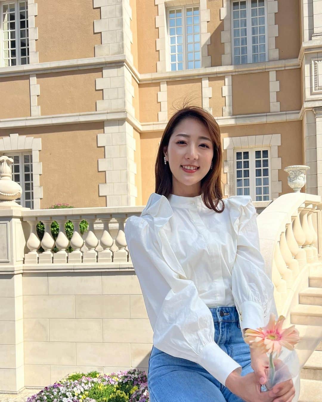 佐々木もよこさんのインスタグラム写真 - (佐々木もよこInstagram)「天気のいい日におでかけすることほど気持ちのいいことは他にもたくさんあるけど、やっぱいいよね〜🥰✌️  展示会でお花をいただいたので登場させてみました🥹🌷  最近デニムスタイルにハマっています🙆‍♀️  10年以上履くことのなかったピンヒールの靴を履いたりするようになりました。  なぜだと思いますか？  ココシャネルが「その日、ひょっとしたら、運命の人と出会えるかもしれないじゃない。 その運命のためにも、できるだけかわいくあるべきだわ。」と言っていたからです。  こういう名言を作りたいです。  後世に残せるようにがんばります。 よろしくお願いします。  #デニムスタイル #デニムコーデ #snidel#milaowen」4月21日 21時28分 - moyoko_atom