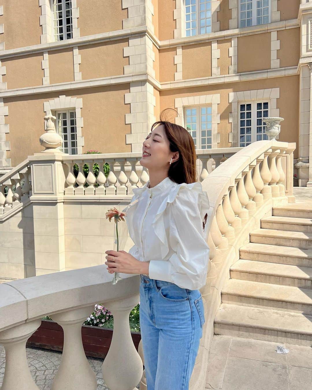 佐々木もよこさんのインスタグラム写真 - (佐々木もよこInstagram)「天気のいい日におでかけすることほど気持ちのいいことは他にもたくさんあるけど、やっぱいいよね〜🥰✌️  展示会でお花をいただいたので登場させてみました🥹🌷  最近デニムスタイルにハマっています🙆‍♀️  10年以上履くことのなかったピンヒールの靴を履いたりするようになりました。  なぜだと思いますか？  ココシャネルが「その日、ひょっとしたら、運命の人と出会えるかもしれないじゃない。 その運命のためにも、できるだけかわいくあるべきだわ。」と言っていたからです。  こういう名言を作りたいです。  後世に残せるようにがんばります。 よろしくお願いします。  #デニムスタイル #デニムコーデ #snidel#milaowen」4月21日 21時28分 - moyoko_atom