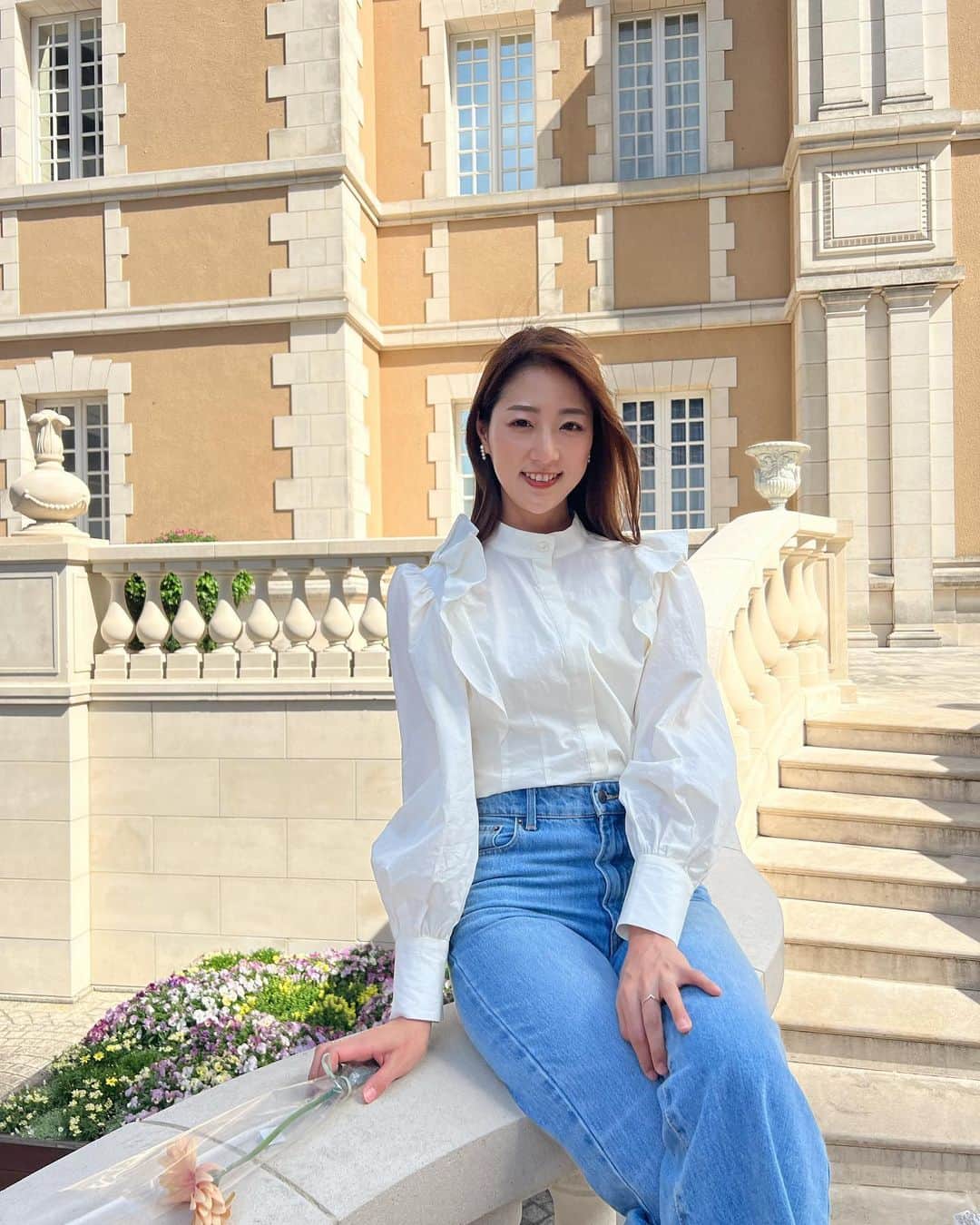 佐々木もよこさんのインスタグラム写真 - (佐々木もよこInstagram)「天気のいい日におでかけすることほど気持ちのいいことは他にもたくさんあるけど、やっぱいいよね〜🥰✌️  展示会でお花をいただいたので登場させてみました🥹🌷  最近デニムスタイルにハマっています🙆‍♀️  10年以上履くことのなかったピンヒールの靴を履いたりするようになりました。  なぜだと思いますか？  ココシャネルが「その日、ひょっとしたら、運命の人と出会えるかもしれないじゃない。 その運命のためにも、できるだけかわいくあるべきだわ。」と言っていたからです。  こういう名言を作りたいです。  後世に残せるようにがんばります。 よろしくお願いします。  #デニムスタイル #デニムコーデ #snidel#milaowen」4月21日 21時28分 - moyoko_atom