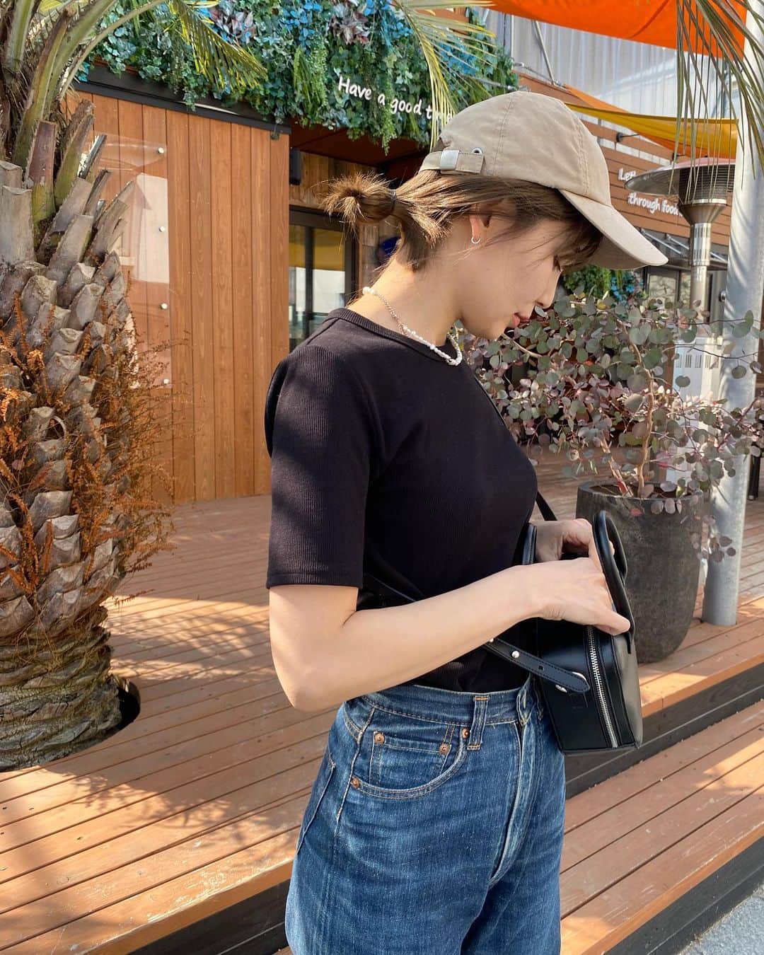 松田 美奈子のインスタグラム：「🌿🌿  今日ものすごくあったかかった〜 週末は保護者会があるけど 何着て行こうかなぁ🏋️‍♂️」