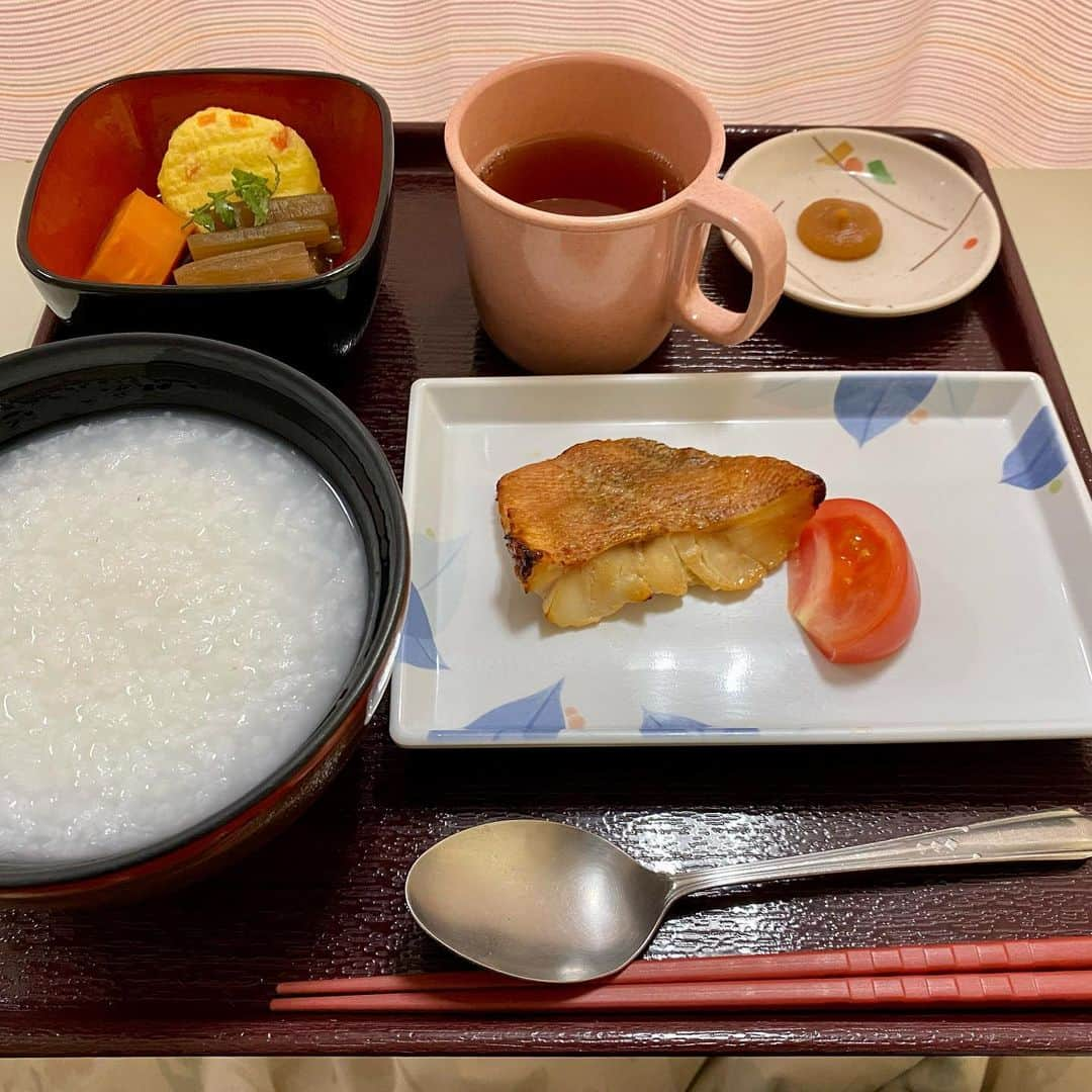 ハロー植田さんのインスタグラム写真 - (ハロー植田Instagram)「今日、人生初の大腸内視鏡検査をして ポリープが見つかりすぐとってもらいました！大丈夫なポリープだったからよかったけど、人間ドッグは大事、何事も早めが大事、と実感しました！ 『自分は大丈夫』の思い込みを捨て、皆さんも健診を！  ポリープとった日だけ入院システムの病院なので、優しい病院食をいただき、病室でゴロゴロ野球観て競輪して、動画編集な夜😂  ♪静かすぎる夜だ〜耳がうずくほど〜（B’z『ONE』より）  胃カメラが無理な僕は、おしりからもかなりキツかったですが、本当よく頑張りました。  #人間ドッグ #大腸内視鏡検査 #ポリープ #一日入院 #点滴の棒をフォークの握り #健康第一 #ハロー植田 #bz」4月21日 21時30分 - inababa178