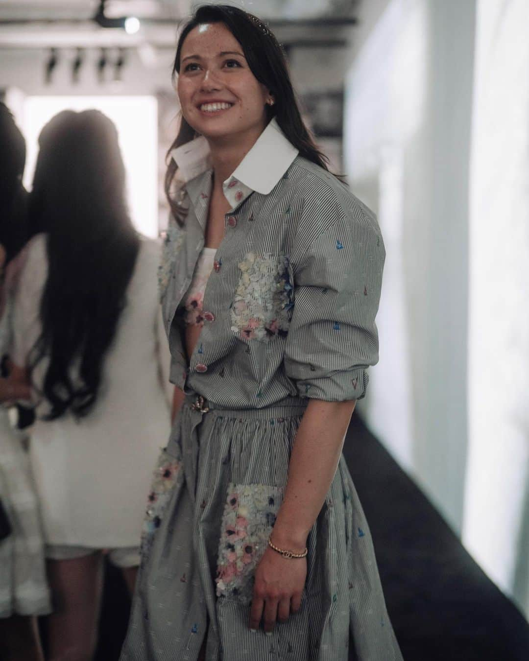 シボーン・バーナデット・ホーヒーのインスタグラム：「Simply in awe of the exquisite pieces displayed at the Chanel installation in West Kowloon. I got to see vintage timeless dresses from as far as 99 year ago, designed by Gabrielle Chanel, and the continuity of her vision in Virginie Viard’s contemporary designs. I love how these two women showcased their abilities to reinvent pragmatic femininity - elegance, attitude, and freedom of movement🕊️  I encourage you to be curious about the parallels you see between the designs that are a century apart, and immerse yourself in the revolutionary fashion around you. And maybe you’ll discover how you embody the Chanel allure ✨  Thank you @chanelofficial for an inspiring evening 🤍 #intotheallureofchanel」