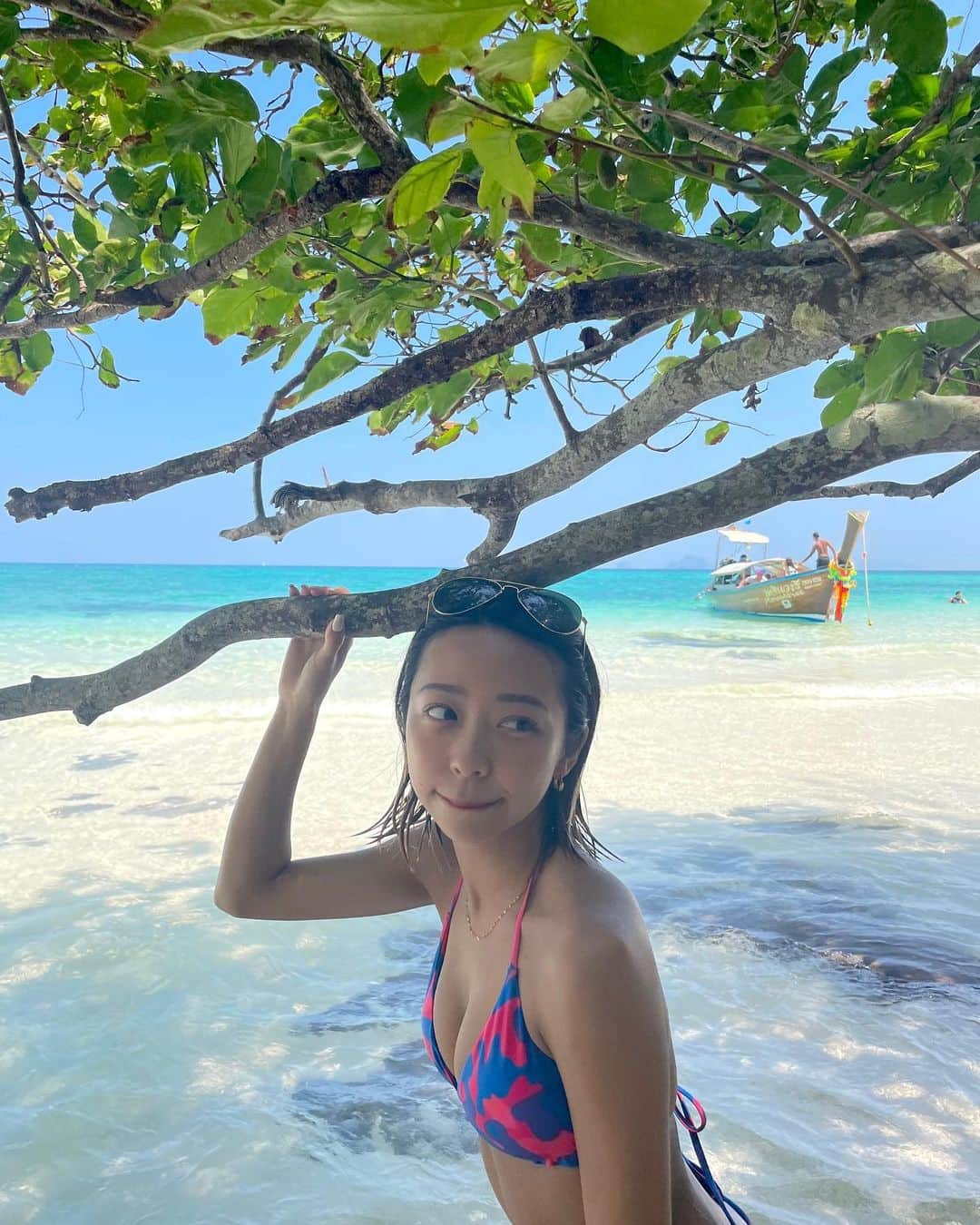 亀川萌絵子のインスタグラム：「. Koh Phi Phi island hopping🛥💙 写真の場所はバンブー島🌴 船も楽しかったし海も綺麗で最高！  たくさん写真撮ったからまだ載せてく😵‍💫  #タイ #プーケット #ピピ島 #バンブー島 #thailand #phuket #phiphiisland #khophiphi #bikini #beach」