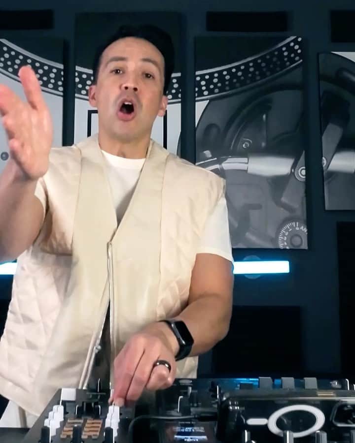 レイドバック・ルークのインスタグラム：「Mashup 1, 2 or 3? ➡️  My new track ‘All I Own’ together with the iconic @official_mutyabuena is out now on @mixmashrecords 🔥 Let me know in the comments what you think!」