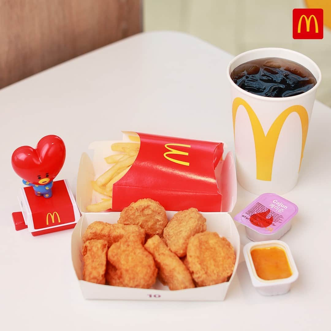 McDonald's Philippinesさんのインスタグラム写真 - (McDonald's PhilippinesInstagram)「Aww, sooo adorbs! Meet #BT21 with your 10-pc. Chicken McNuggets Meal at #McDoPH 😍」4月22日 16時00分 - mcdo_ph