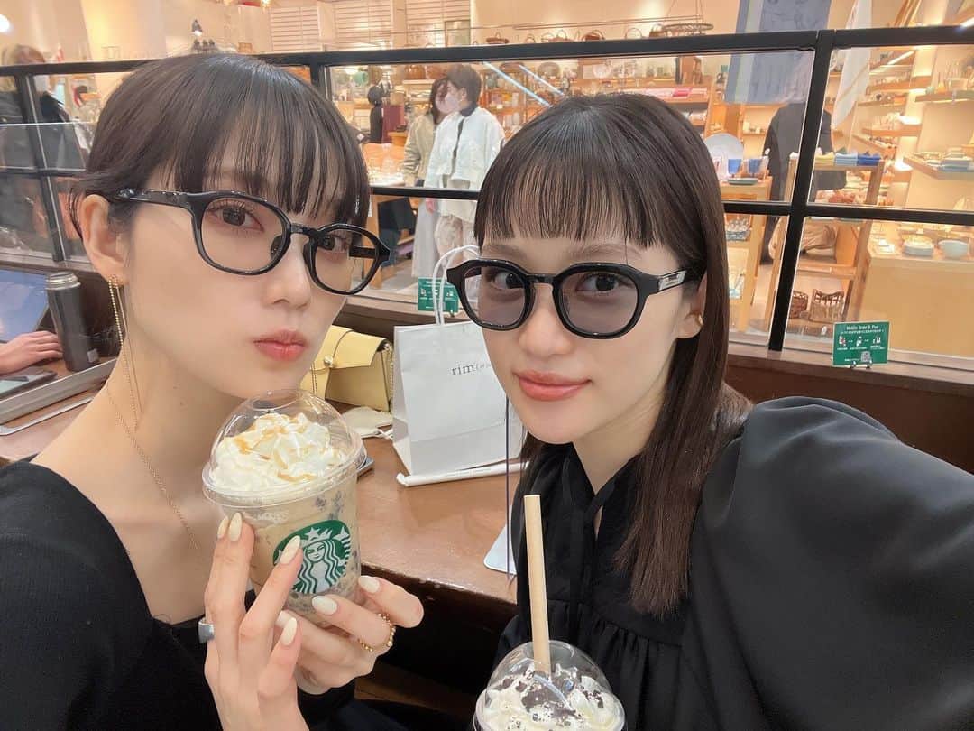 金澤楓さんのインスタグラム写真 - (金澤楓Instagram)「@aoi_kanazawa  双子shot📷  2人して買ったメガネかけて写真撮って気分上がり中のときの  来月誕生日に加えて葵の子供に会えるのが楽しみすぎて仕方ない日々💗  #あおかえ#twins#双子」4月21日 21時35分 - kae_o51o