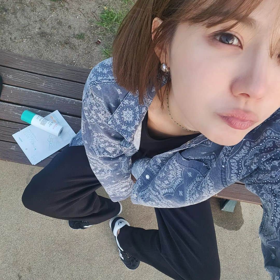 ユ・ハナのインスタグラム：「안먹고싶어도 라면끓여주는 기계를 본 순간, 그냥 지나치면 안 될 것같은 한강바이브💕  With 끼끼」