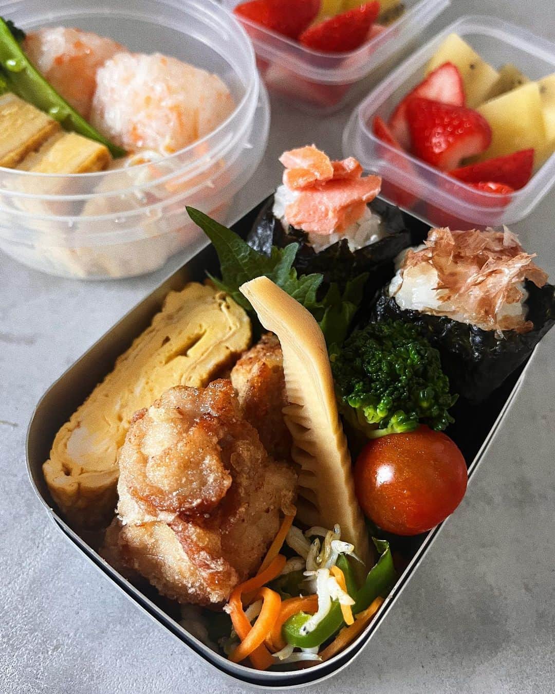 宇藤えみのインスタグラム：「子ども弁当の記録。 今日は坊の遠足 「唐揚げ弁当」 あのね、僕ね、唐揚げがいいんだけど歯🦷がなくて噛めないからめちゃくちゃ柔らかい唐揚げね！ そんなオーダーいただきました。笑 (唐揚げじゃない方がいいんじゃない？と思いつつも🤣) 仁井田の料理酒、小池糀店の味噌と井上古式醤油、生姜で一晩漬けて、いつもより鶏肉の筋をとったり下処理を丁寧に作ってみた唐揚げ。  遠足から帰ってきたらドヤ顔で ぴっかりーん✌︎と歯が抜けた最高の笑顔をくれました。  おちび分は特別おちび用に作ってなく、食べれる物を食べやすく詰めただけ。2人目はいろいろと逞しくて助かります。笑✌︎  #暮らし#子ども弁当」