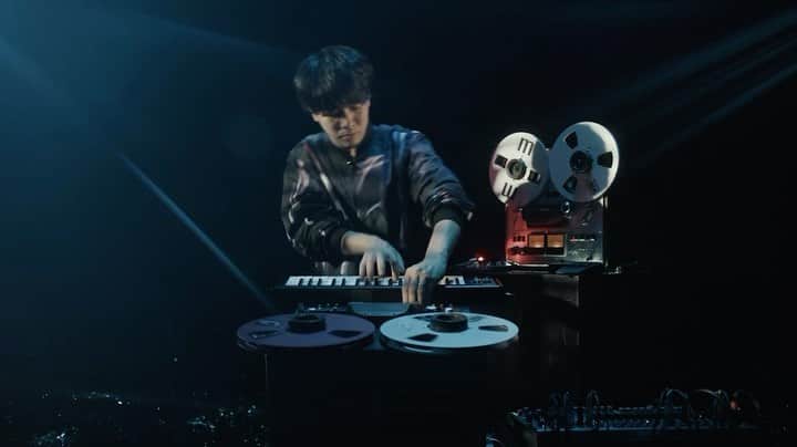 Open Reel Ensembleのインスタグラム：「MAGNETIZE (Official Music Video) - Open Reel Ensemble ⁡ MAGNETIZE = 磁化 !!! ⁡ The insane music video by British filmmaker Thomas Beswick (@i_need_a_director ) is now available on YouTube! ▶︎ https://youtu.be/VoxH5T-TJho ⁡ NEW EP "MAGNETIZE" (MUSIC TRACKS + DIGITAL BOOK) by Open Reel Ensemble, a band that continues to run with their creative performances playing only reel-to-reel tape recorders, is now available! ー イギリス出身の映像監督 Thomas Beswick (@i_need_a_director )による発狂のMusic VideoをYouTubeにて公開！ ▶︎ https://youtu.be/VoxH5T-TJho ⁡ オープンリールだけで演奏する独創的なパフォーマンスで独走を続けているOpen Reel Ensembleによる音源 + 電子書籍の最新EP『MAGNETIZE (邦題: 磁化)』リリース！ ▶︎ https://openreelensemble.com/magnetize-top ⁡ ⚠️ All of this music is performed in reel-to-reel instruments sound. It is neither cyberpunk nor steampunk, but Magnetikpunk. ⚠️ 全てオープンリールの音で演奏された音楽です。サイバーパンクでもスチームパンクでもなく、マグネティックパンクです。 ⁡ Open Reel Ensemble Ei Wada - Tape Tap, Open Reel Haruka Yoshida - Multitrack Tape Organ, Open Reel Masaru Yoshida - JIGAKKYU (Tape Bowing) Composed, Arranged by Open Reel Ensemble ⁡ Produced by WILD TAME CO., LTD. Directed & Edited by Thomas Beswick  Director of Photography Flávio Gusmão Camera by Sam King Gaffer Vince Paul Camera Assistants Mario Nathanael Elfadi & Mijonju Dolly Grip by William Greenawalt Lighting Assistant Kimihiro Kato  Costume & Styling by MOMENTS Production Assistants Mira Winblad & Annamae Lee Production Manager Saaya Iijima  Color by Michelle Madden Special Thanks to Satoko Tame, Yoji Takaishi, Adrian Grey, James Latimer & Youki Beswick ⁡ Thomas Beswick  https://www.thomasbeswick.com ⁡ ⁡ ⁡ #openreelensemble #eiwada #MAGNETIZE #MAGNETIKPUNK」
