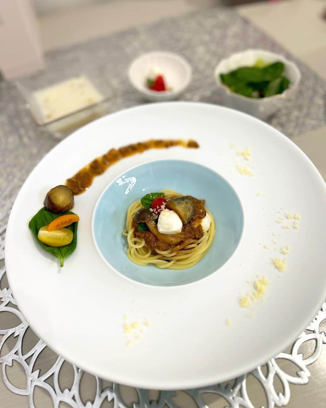 太田理恵のインスタグラム：「新しく買ったお皿でボロネーゼ🍽💓」