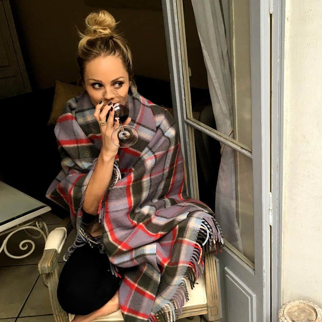 ローラ・ヴァンダーヴォートのインスタグラム：「My time in Cannes during #MIPCOM on a work/vaca but mostly just photos of me becoming increasingly embarrassed & enjoying🍷on a balcony 🤷‍♀️」