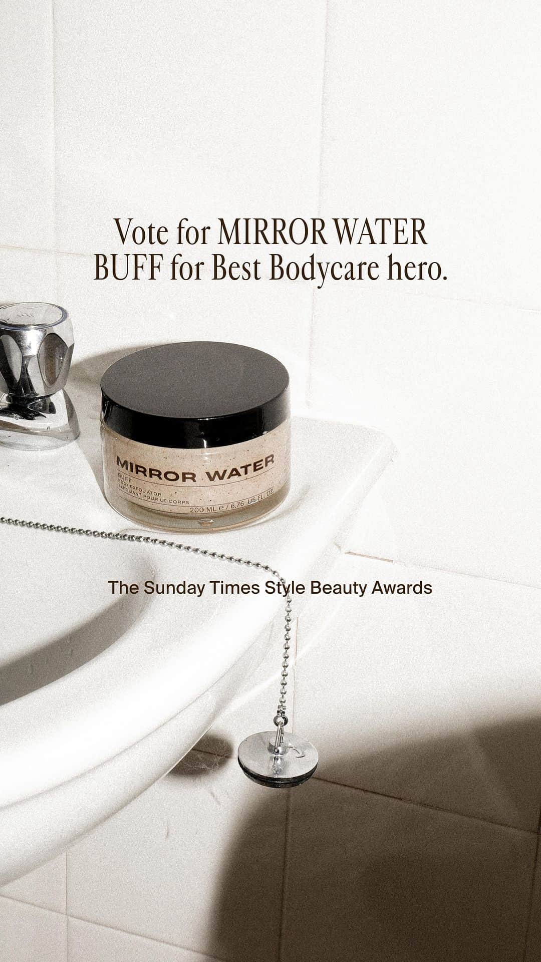 Estée Lalondeのインスタグラム：「Last year our BUFF Body Exfoliator won a Sunday Times Style Beauty Award—and this year it’s nominated again.  If you’re a dedicated BUFF-er, please help us share the love, it takes just two seconds to place your vote and you’ll be entered into a prize draw to win more than £26,000 worth of prizes including a luxury holiday for two to the Maldives. Vote –link in bio. 🔗  #MIRRORWATER」