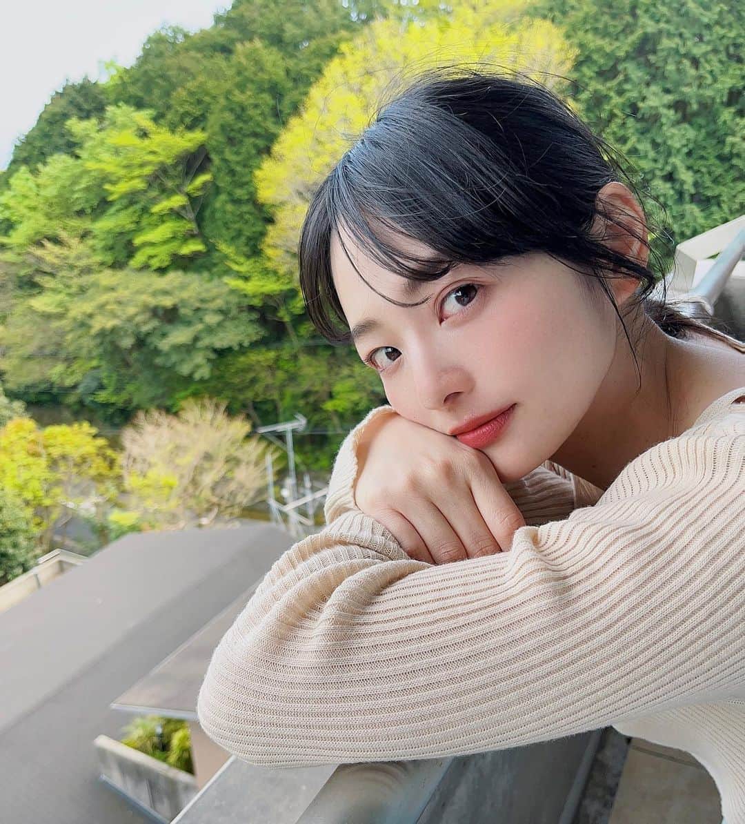 小森真理子のインスタグラム：「改めましてご報告申し上げます💐  実は私、小森真理子は昨年４月に約10年ほど所属していた事務所(株式会社アデッソ)を退所しこの1年間活動をお休みしておりました。 1年の間今後の事や、自分自身のやりたいことなど色々と悩み抜いた結果やっぱり自分のお仕事が好きだな、まだもう少し続けたいなと思い活動を再開したいという答えに行き着きました。 これからどこか所属するのか、それとも別の方法を取るのかはまだ追ってご報告することになるかとは思いますが個人ではいつでもお仕事のご依頼お受け付けしております。 何かお仕事等のご相談がございましたらinstagramのDMか、komorimariko.contact@gmail.comまでご連絡下さい。 誠心誠意、取り組ませていただきます。  最後になりましたがこれまで一緒にお仕事をしてくださった皆様、こんな私のことを応援してくださっている皆さまにご報告が遅れてしまった事をお詫び申し上げます。そしてこれからもどうぞよろしくお願いいたします。  2023.4.21 小森真理子  ___________  I would like to report to you again. Actually, I, Mariko Komori, left my agency (Adesso Inc.) where I had been a member for about 10 years in April of last year, and have been taking a break from my activities for the past year. During that year, I thought about various things such as my future and what I want to do, and after agonizing over it, I came to the answer that I still love my job and want to continue it for a little longer. I think I will report later whether I will join somewhere or take another approach, but as an individual, I am always willing to accept work requests. If you have any inquiries about work or anything else, please contact me via Instagram DM or at komorimariko.contact@gmail.com. I will work with sincerity and diligence. Finally, I apologize for the delay in reporting to everyone who has worked with me so far and to everyone who has supported me despite my shortcomings. Thank you for your continued support in the future. 　　　　　　　　　　　 2023.4.21  Mariko Komori」