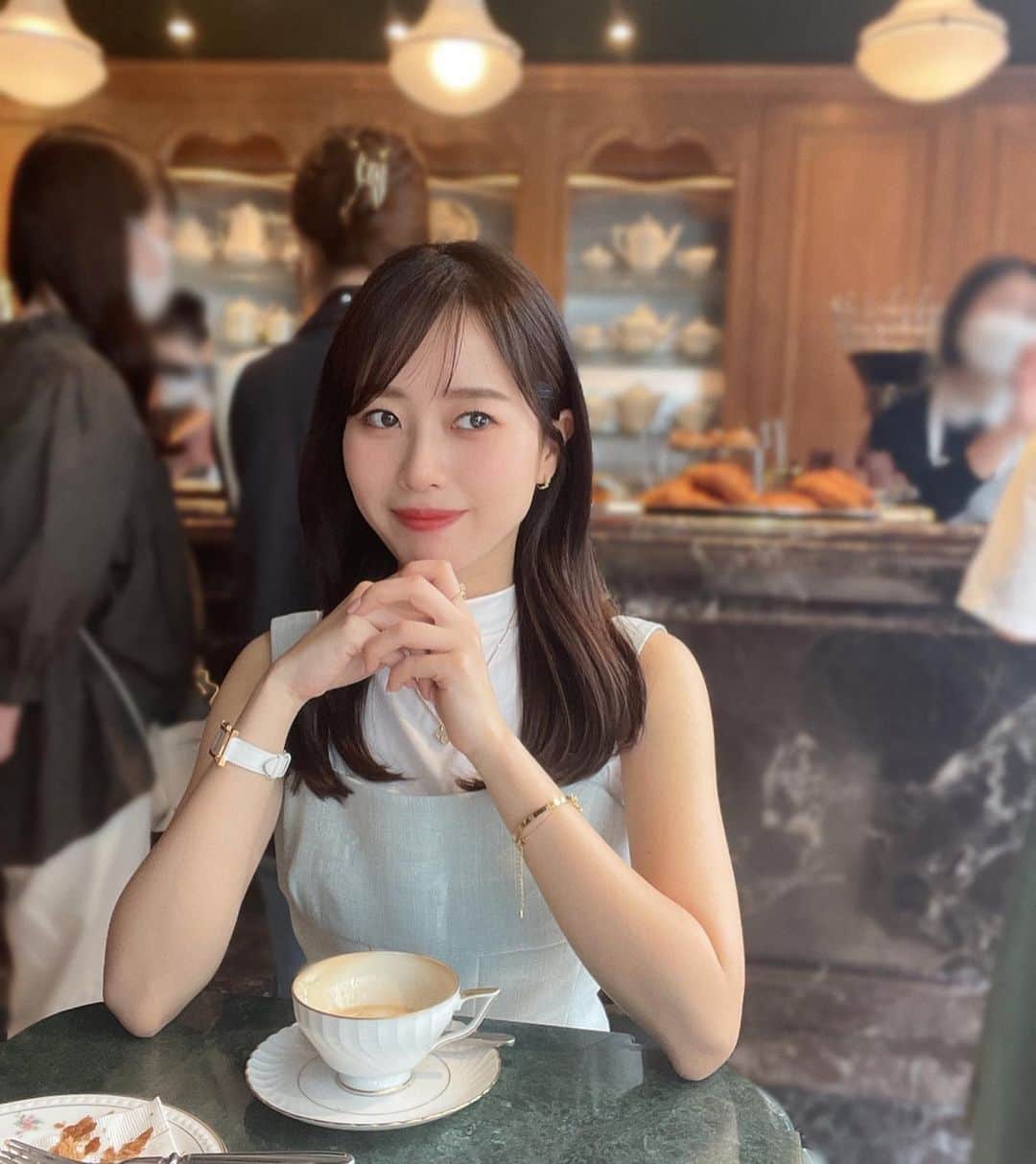 ハンナミのインスタグラム：「☕️✨💛  4/21(fri)21:00〜ご予約start🌛 今日着ていたカットソー,ワンピースはどちらも本日発売です ˎˊ˗」
