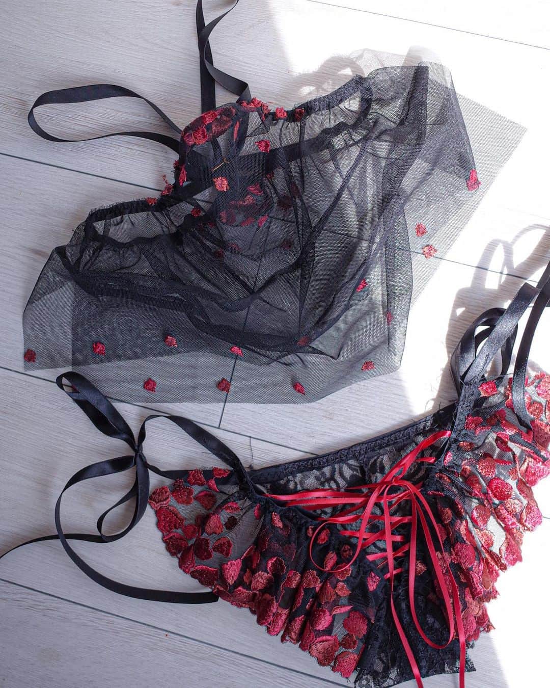 senanoLINGERIEのインスタグラム：「SOLD…thanks!  【現品販売】先着順!!! "女神シリーズ" 大人気女神ショーツです❤️ おまけのホルターブラトップもつきます。 大人っぽい赤と黒の刺繍チュールレースが存在感◎ 手持ちのシンプルな黒いブラとも相性良いはずです。  ⚫︎サイズ SMサイズ相当 ブラトップは背中でリボン着脱。 ショーツはバックの編み上げと サイドのリボンでサイズ調整できます。 （参考サイズ:アンダー75だとヌード時にぴたぴたのサイズ感になります）  ⚫︎現品販売¥11000 ・発送時には糸切りなどを済ましてお届けします。 ・素材違いで同じデザインご希望のオーダーもご相談ください。  ⚫︎購入方法 DM先着順です。 「買います」とメッセージいただいた方で早い順にお返事していきます。」