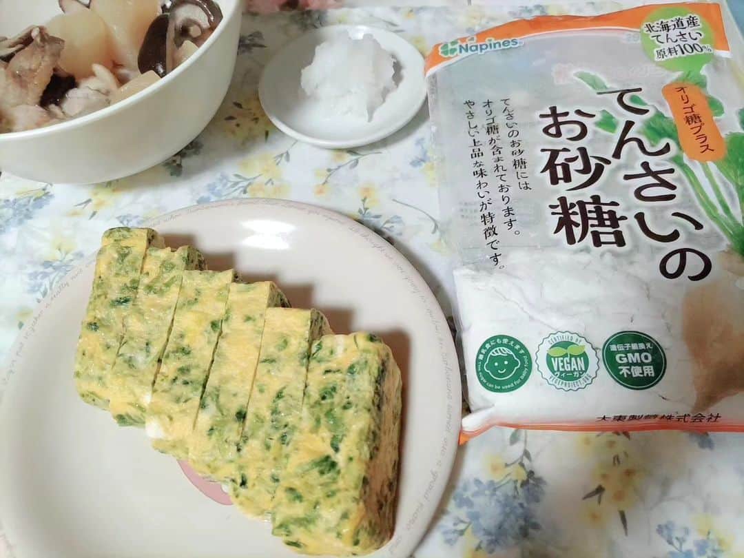 瀬戸マドカのインスタグラム：「調味料🥚食材記録🥕🍓 · あおさの卵焼き、大根鶏しいたけ煮物にもてんさい糖を使ったよ🍳 · マイルドでやさしい甘みで使いやすい☺️ · 🧸🌳暑かった1日お疲れ様でした🎐 · · · · #調味料集め #調味料集めが趣味 #あおさの卵焼き #てんさい糖 #煮物 #調味料記録 #日本のおかず #オリゴ糖 #北海道てんさいオリゴ #foodstagram #cooking」