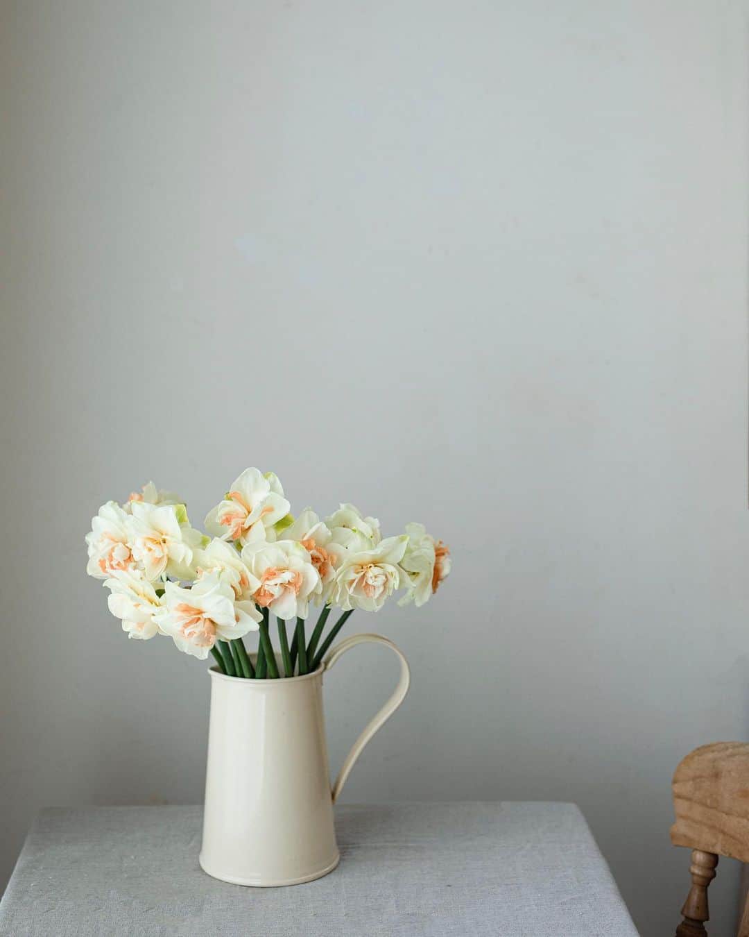 増田由希子さんのインスタグラム写真 - (増田由希子Instagram)「White Daffodil Bouquet🧡🤍 #daffodils #daffodil #Narcissus  八重咲き水仙 “デルナショー” の花束 #名残惜しい春の花 #スイセンの花束」4月21日 21時53分 - nonihana_
