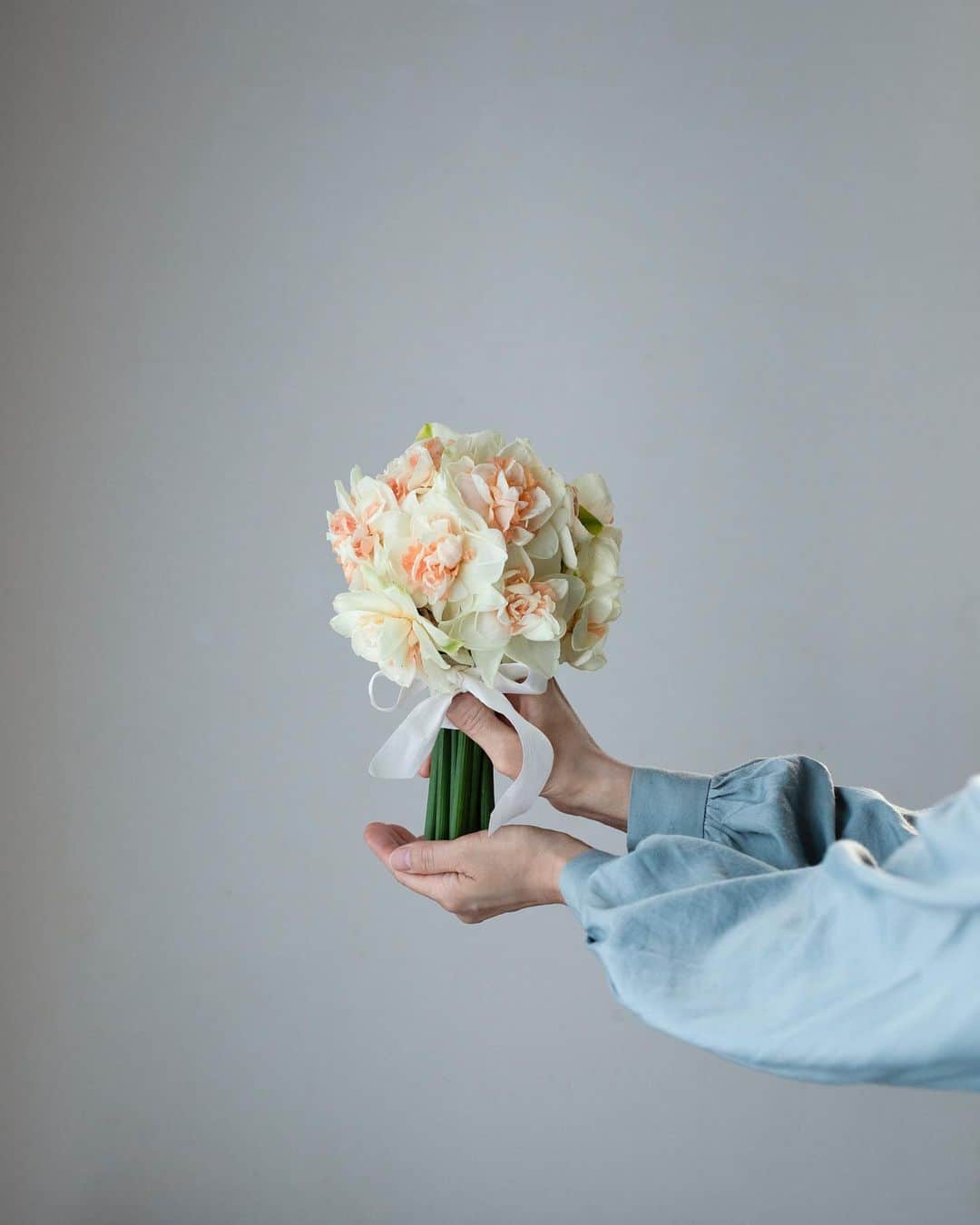 のインスタグラム：「White Daffodil Bouquet🧡🤍 #daffodils #daffodil #Narcissus  八重咲き水仙 “デルナショー” の花束 #名残惜しい春の花 #スイセンの花束」