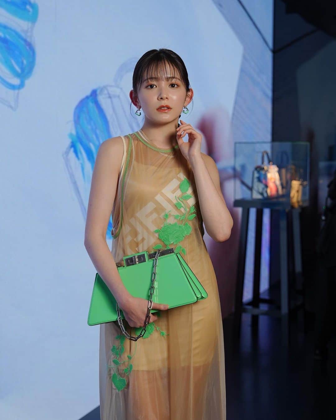 久間田琳加のインスタグラム：「表参道で開催されている、 FENDI「ハンド・イン・ハンド～卓越した職人技への称賛」展♡ ローマに続く世界2番目の開催地なんだそうです！ 私もプライベートで使っているFENDIの「バゲット」や、 もう一つのアイコンバッグの「ピーカブー」の、 職人の方々によるいつもと一味違うバッグたちは、どれも美しく魅了されました✨ 5月8日まで開催中です！！ #FendiHandinHand #FendiBaguette #FendiPeekaboo  @FENDI #PR」