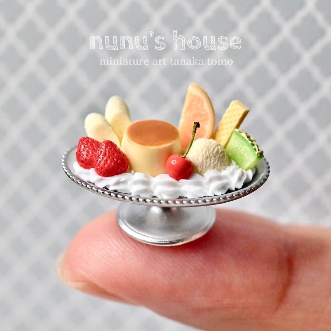 Nunu's Houseのインスタグラム：「🍮 「プリンアラモード」を 作りました。日本生まれの 洋食ですって！どう言う事🤔  #ミニチュア#miniature #プリンアラモード#レトロ #喫茶店#フルーツ #田中智#nunushouse  #食品サンプル#ミニチュアフード」