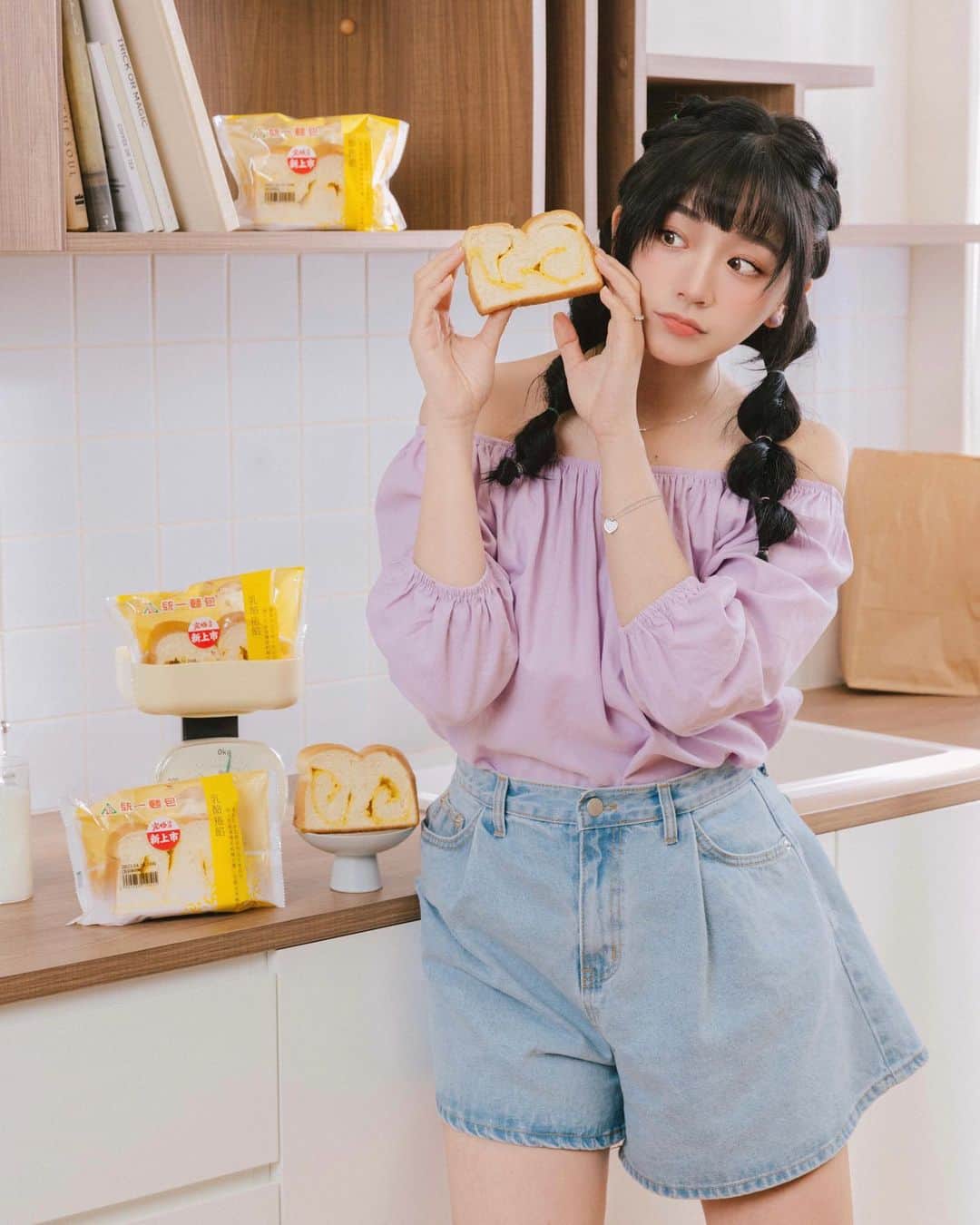 陳語謙のインスタグラム：「生活簡單 日子溫暖 甜甜的文案不能解饞 但好吃的麵包可以✨✨ 小七真的是麵包人的天堂呀🥯🥖🍞🥐🥨 統一麵包又推出了新品- ̗̀ 💡乳酪捲餡 ̖́-捲捲來襲꩜꩜꩜ 特有可愛的螺旋捲餡造型 一看到就覺得好可愛呀 內餡以兩種乳酪及瑞穗鮮乳融合 可鹹可甜奶香濃郁 而且麵包還有揉入究極湯種🥛🧀️ 手撕就可以感受到麵包的鬆軟療癒 入口後～絲滑香醇 一口接一口大口大口吃(๑°༥°๑)⁾⁾ 滿足我挑剔的味蕾～口齒留香⋆⁺₊⋆ 單純美味～鬆軟口感無法擋呀～～～ 大人小孩都會愛的₊⁺♡̶₊⁺ （各地7-11都可以買到了） 吃完讓人幸福感指數飆升💫  不得不試.ᐟ.ᐟ.ᐟ 想試別猶豫～還有新品優惠活動🍞 4/19-5/2 於小七購買 統一麵包指定商品+瑞穗鮮乳(盒)/Dr. Milker系列飲品 省十元💰  #統一麵包 #新品推薦 #乳酪捲餡 #究極湯種 #超商美食 #小七麵包 #超商麵包 #統一麵包美味邀約 #711」
