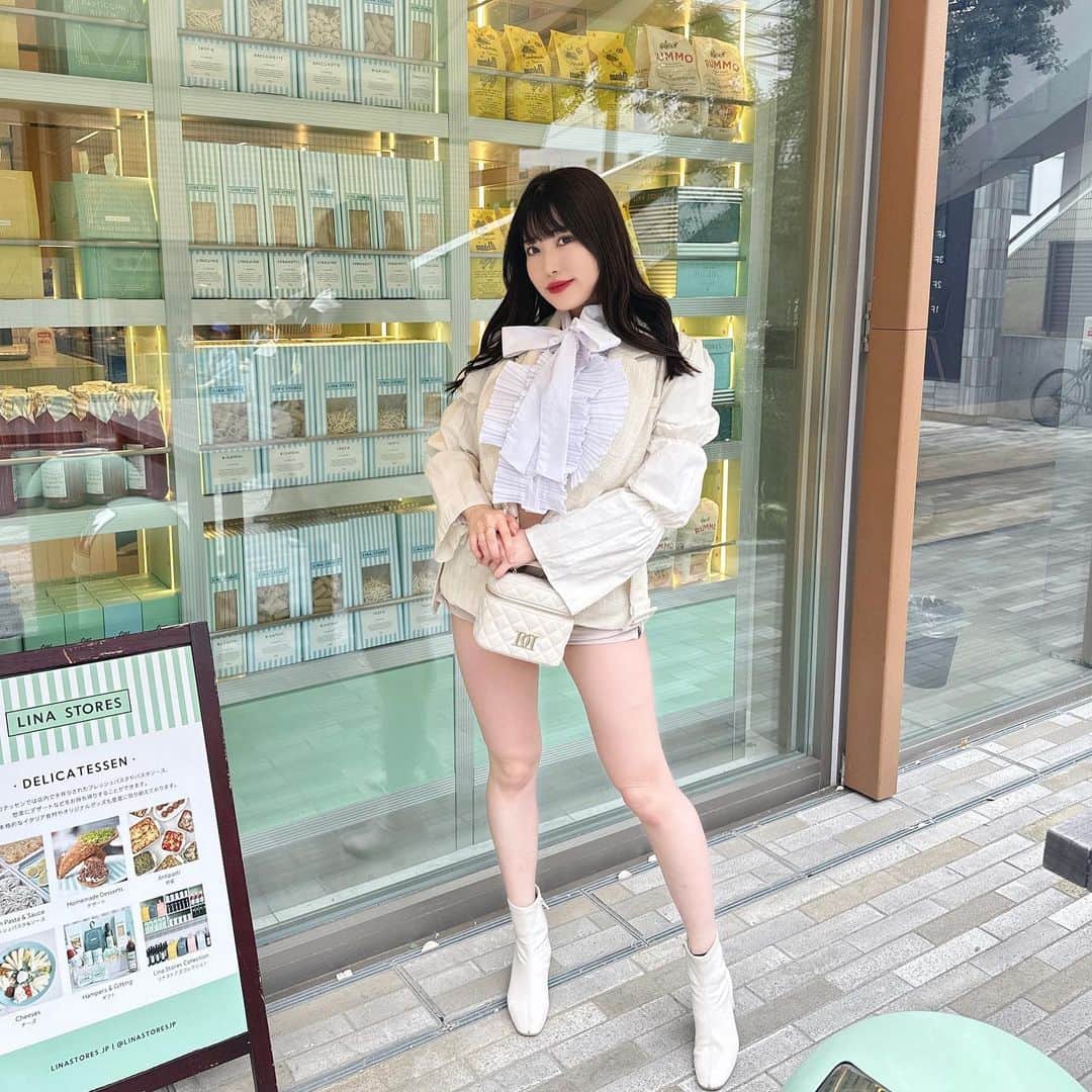 RENAのインスタグラム：「たまにはオシャレして cafe行って昼活🍽️✨ ベージュホワイトコーデ🤍  そして4/23(日)世代イベント 1部に　👑ノーウェア🏍️🎤✨ ひなさんみのりさんと 歌わせて頂きます🥹💗💗 レジェンド様2人と歌うなんて 緊張で死にそう🫨。。。  SHOWTIME 19:15〜 入場は18:40から可能です！ 日曜の出演はかなり久々で 1部はいつも推しプラン少なめなので 誰か見にきてくれるか かなり不安です🥲☁️。 2部から1部に変更です🥲🙇‍♀️  心優しい方推しプランで 見にきてください🙇‍♀️💗💗  世代イベントどの演目も 見どころ沢山です！！！！ よろしくお願い致します🙇‍♀️ ・ #バーレスク東京　#burlesquetokyo #burlesque  #エンタメ活動を止めない #誰かの夢になって生きていく  #Zむすめ　#Zトン」