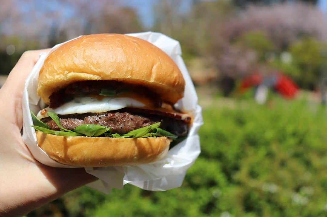 THE COUNTER JAPAN公式のインスタグラム：「晴れた日の楽しみは、ポカポカ太陽に当たりながらの外ランチ😋  お気に入りのハンバーガーを片手に、冷えたドリンクをぐびっと✨  おいしくお腹いっぱい召し上がれ🍔🍟   #thecounter #thecounterburger #ハンバーガー部 #ハンバーガー女子 #ハンバーガー巡り #ハンバーガー屋さん #ハンバーガーショップ #hamburgerlover #hamburgergourmet #picnictime #picnicdate #picnicfood #ピクニック部 #ピクニック弁当 #ピクニック日和 #ピクニックランチ #ピクニックデート #テイクアウト弁当 #テイクアウトランチ #テイクアウトグルメ #テイクアウトメニュー #外ランチ #六本木 #六本木ランチ #六本木グルメ #六本木ディナー #六本木ミッドタウン #女子会💓 #お子さま連れ歓迎 #友達とご飯」