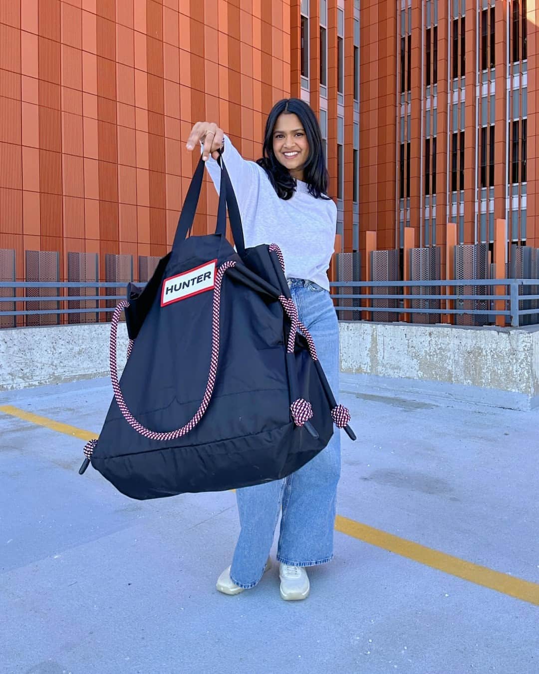 ハンターブーツのインスタグラム：「Bags packed for a crisp day in 📍 Ann Arbor, Michigan with @rishikavinny for #TheHunterForecast – carrying our Travel Tote and wearing our Travel Trainer.⁣ ⁣ Whatever the forecast, it's always Hunter weather. Shop our collections by sun, wind snow and rain at the link in bio.」