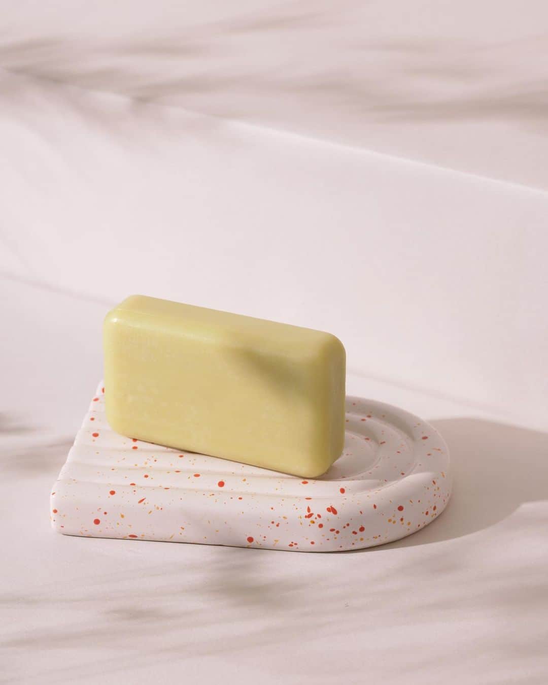 My Little Box Japanのインスタグラム：「🏷保存必須！ソープディッシュ使い方4選🧼🫧  サステナブルな生活が常識になりつつある今、フランスでは環境や、人にやさしい固形石鹸の魅力が再注目されています！  ４月BOXでお届けしているソープディッシュは、白雲石を100%使用した自然由来の素材をベースに、ライフスタイルになじみやすいハンドメイドタッチなデザインに仕上げました🤍  固形石鹸を置くのはもちろん、アクセサリーや小物を置くマルチトレイとしても使えます◎またアーチ面を使えば、インセンスホルダーに早変わり！  のんびりしたい休日にはインセンスに火をつけて、 心もゆっくりと休息してみてはいかが？  あなたは何を置くのに使いたい？🌿 コメントで教えて💌  #mylittlebox #マイリトルボックス」