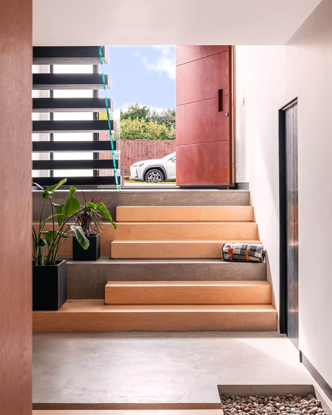 Lexus UKのインスタグラム：「Stairway to luxury. #LexusUX  📸 : @uliana.grishinaa」